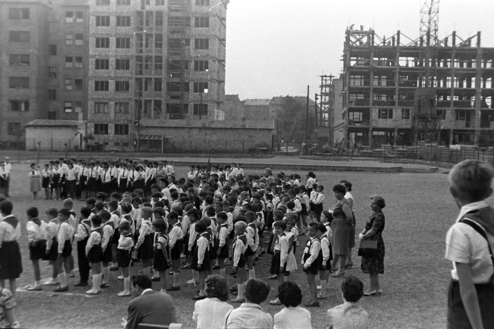 Magyarország, Budapest XI., Baranyai utca 16-18., kisdobosok az általános iskola udvarán., 1961, Martin Kornél, Budapest, ünnepség, építkezés, Fortepan #196951