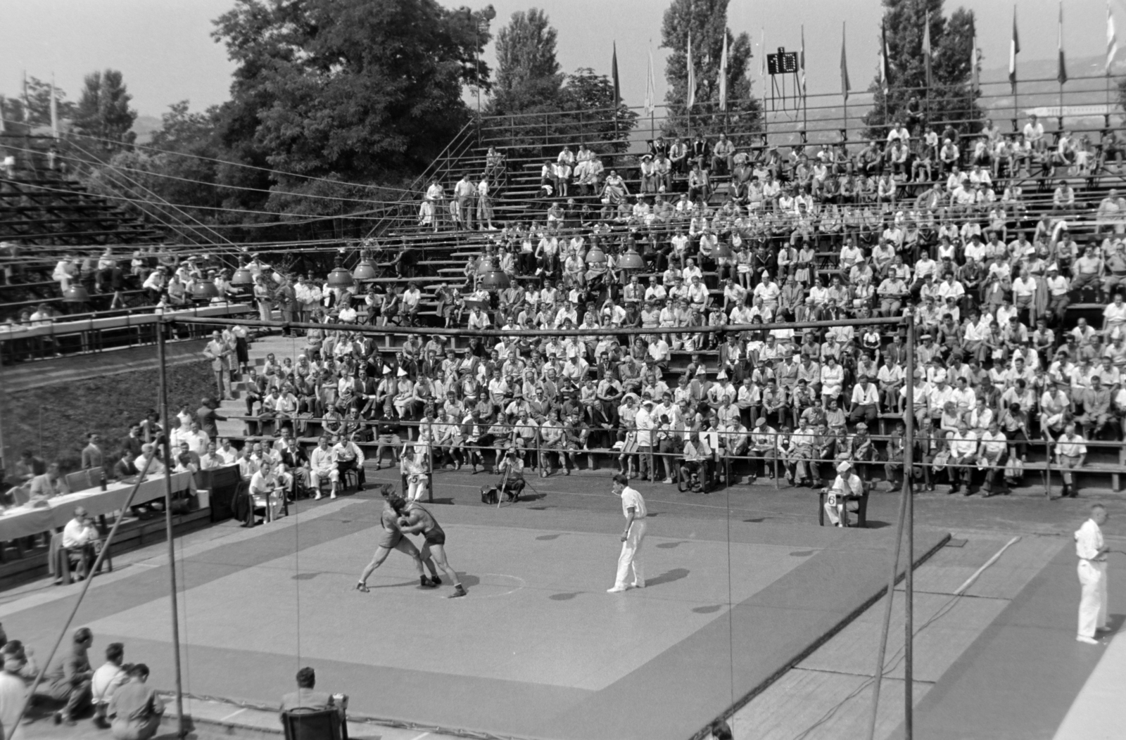 Hungary, Margit Islands, Budapest, birkózó mérkőzés a Dózsa teniszstadionban., 1959, Martin Kornél, Best of, referee, auditorium, fight, audience, wrestling, Fortepan #196957