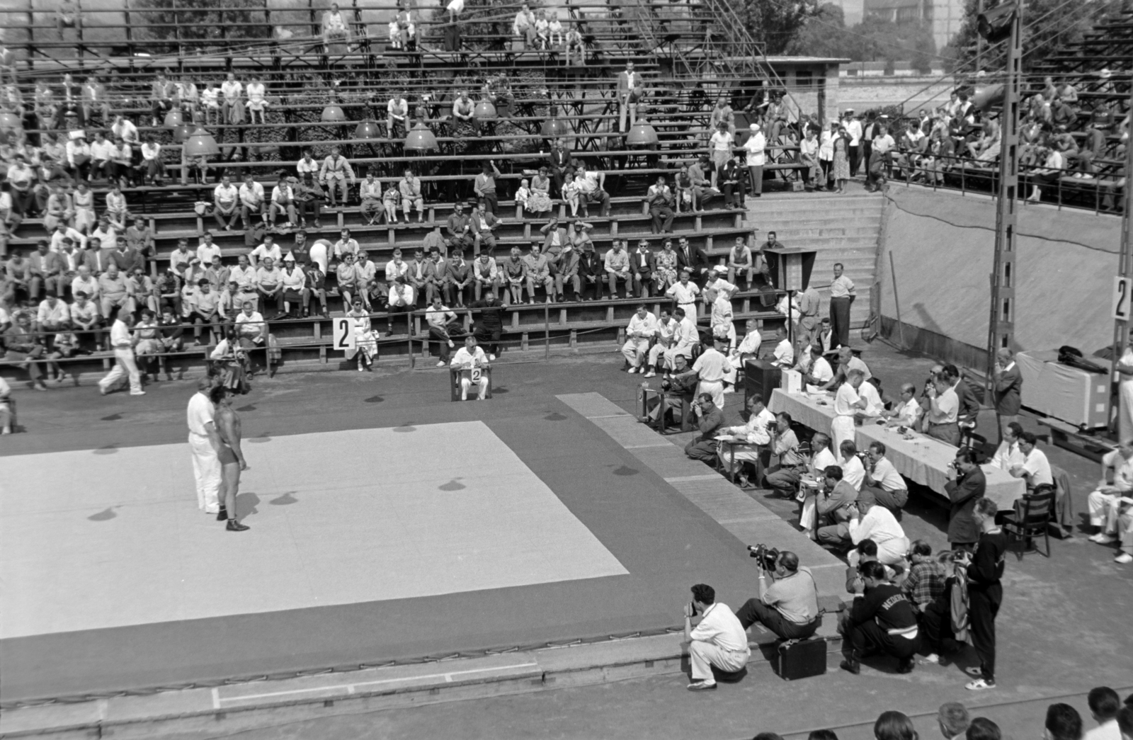 Hungary, Margit Islands, Budapest, birkózó mérkőzés a Dózsa teniszstadionban., 1959, Martin Kornél, movie camera, photography, audience, wrestling, Fortepan #196958