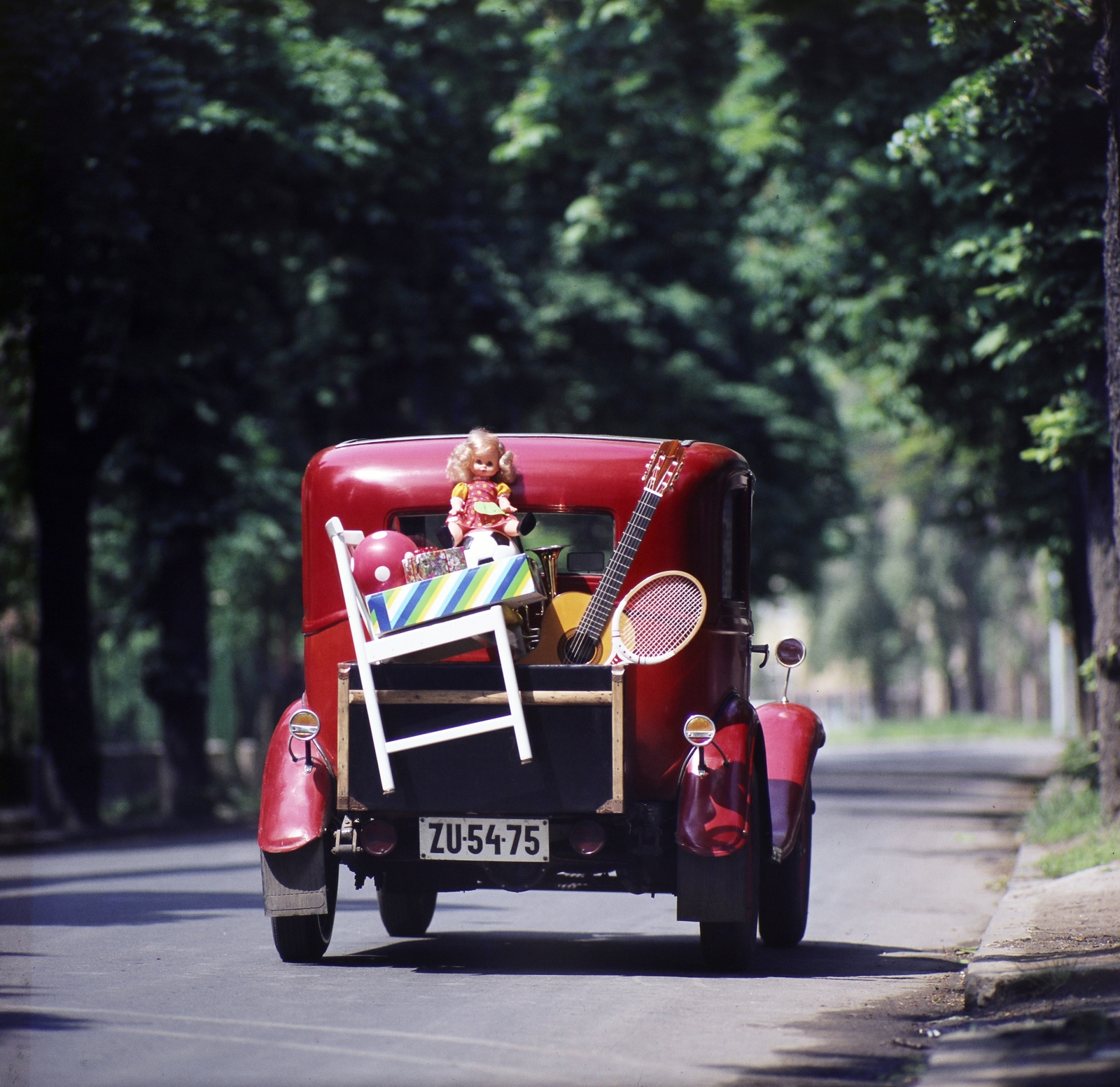 Hungary, Budapest XI., Bártfai utca. A felvétel a Főbuha (Fővárosi Bútor, Hangszer, Sportszer Kiskereskedelmi Vállalat) reklámplakátjához készült., 1978, Tóth József Füles, number plate, Budapest, advertising photography, Fortepan #196974