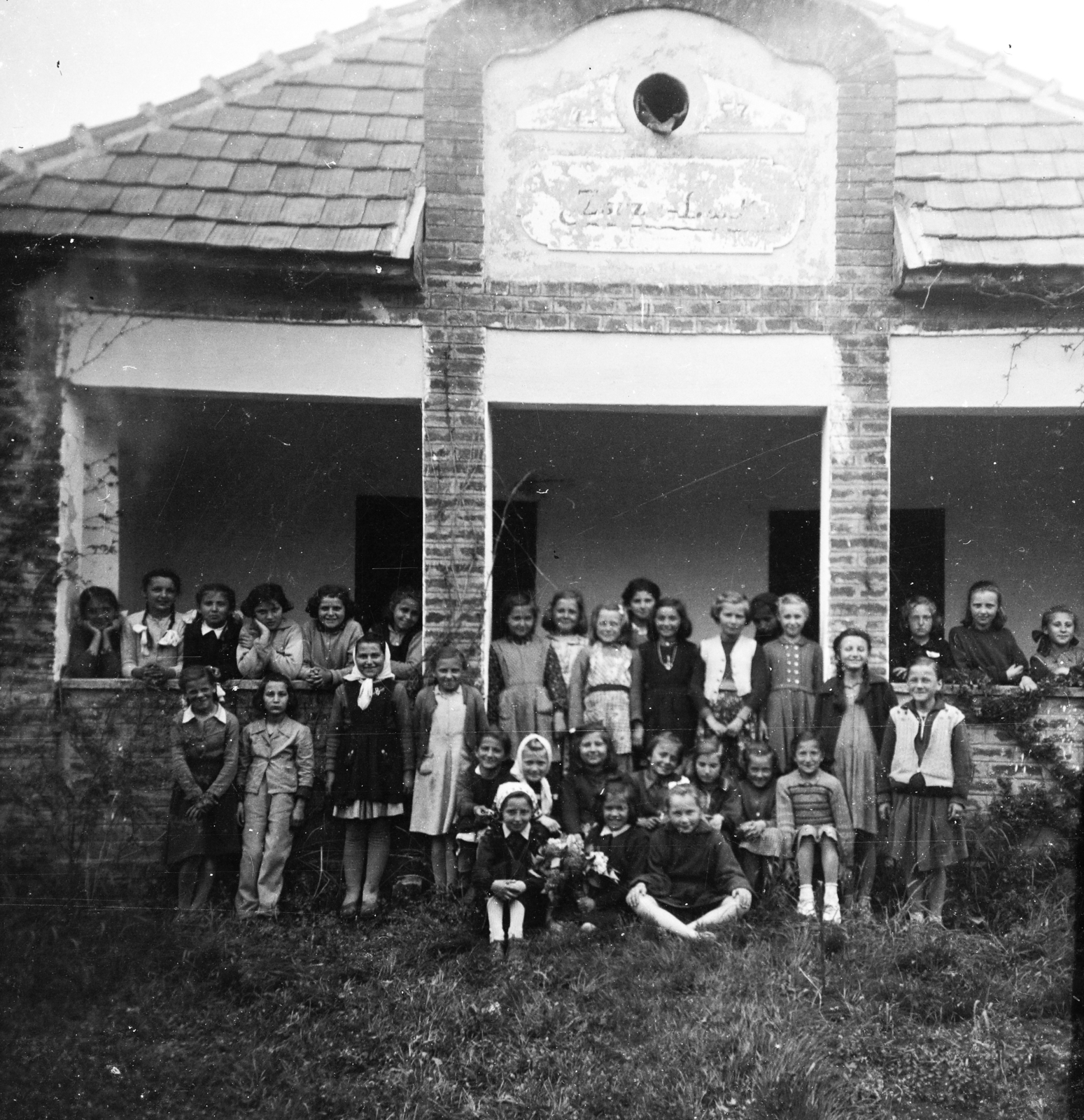Romania,Transylvania, Arpășel, Markovits-kúria, 1958, Bessenyei István, mansion, kids, Fortepan #197033