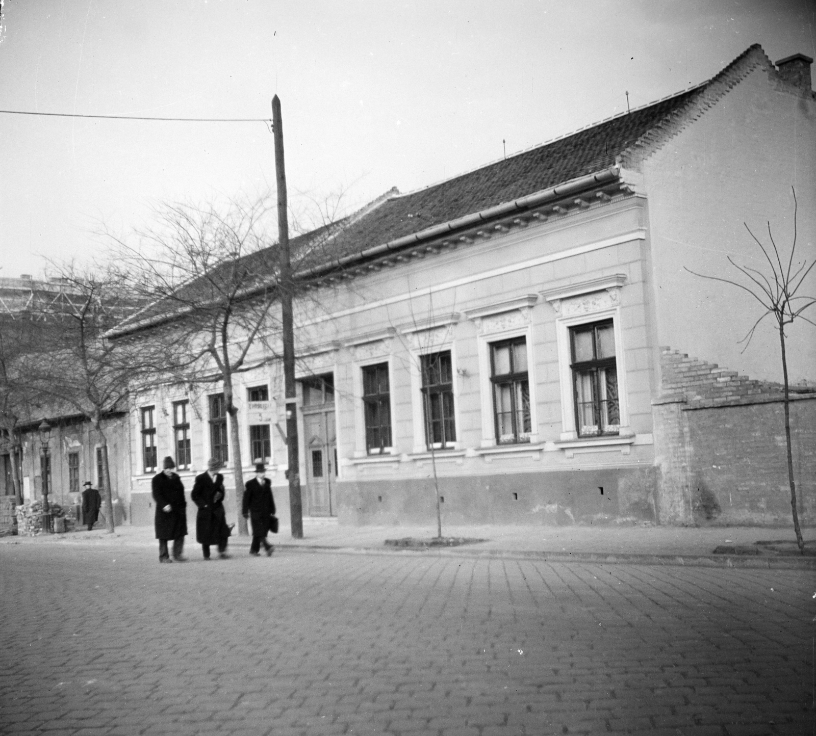 Magyarország, Budapest VIII., a Diószegi Sámuel utca 28-as számú ház., 1954, Keveházi János, Budapest, kucsma, férfiak, lakóház, épület, kabát, keramit, Fortepan #197042