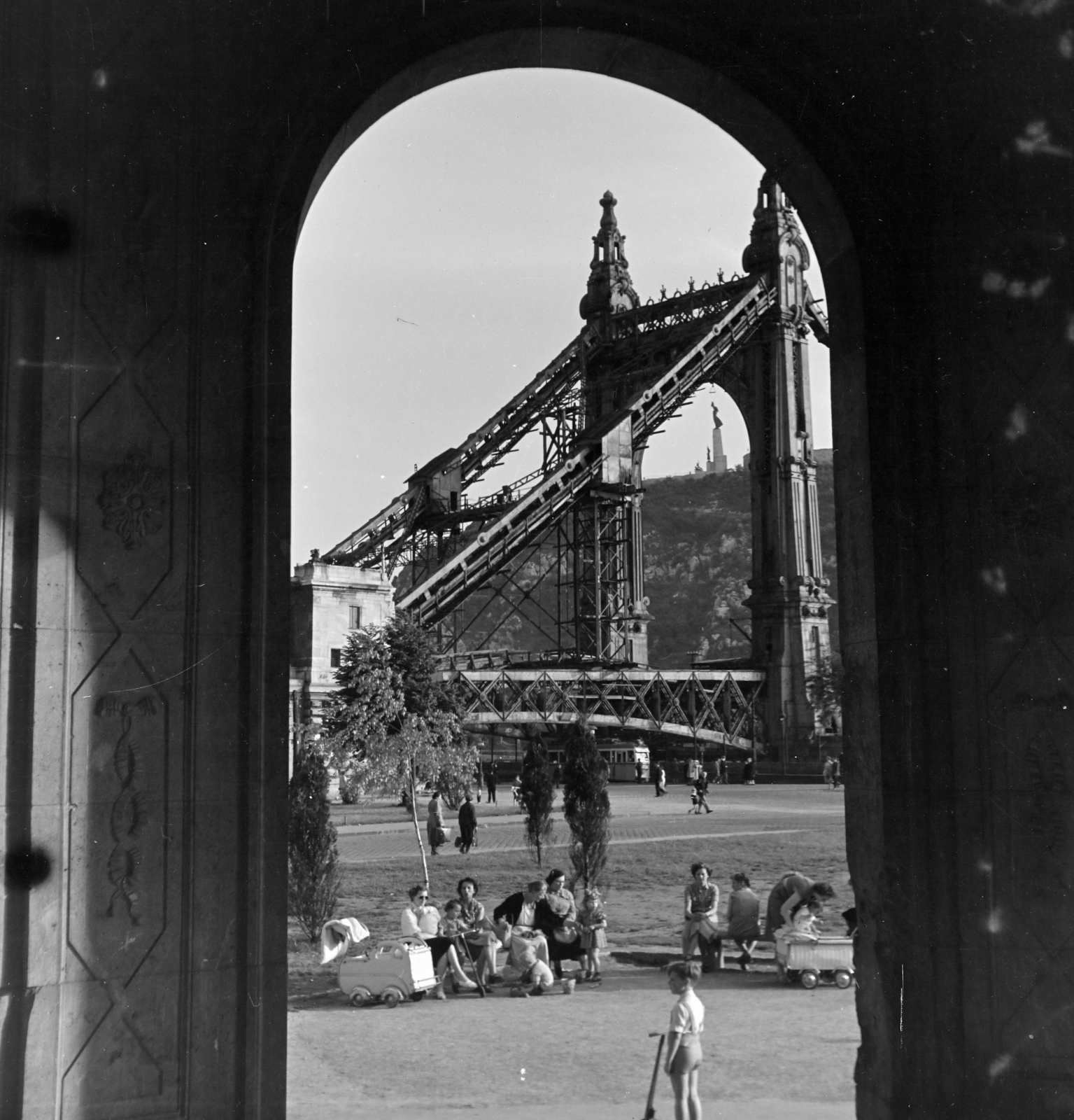 Hungary, Budapest V., Március 15. tér, Erzsébet királyné emlékművének csarnoka, szemben a lerombolt Erzsébet híd pesti hídfőjének kapuzatán túl a Felszabadulási Emlékmű látszik a Gellért-hegyen., 1954, Keveházi János, monument, Budapest, Fortepan #197047