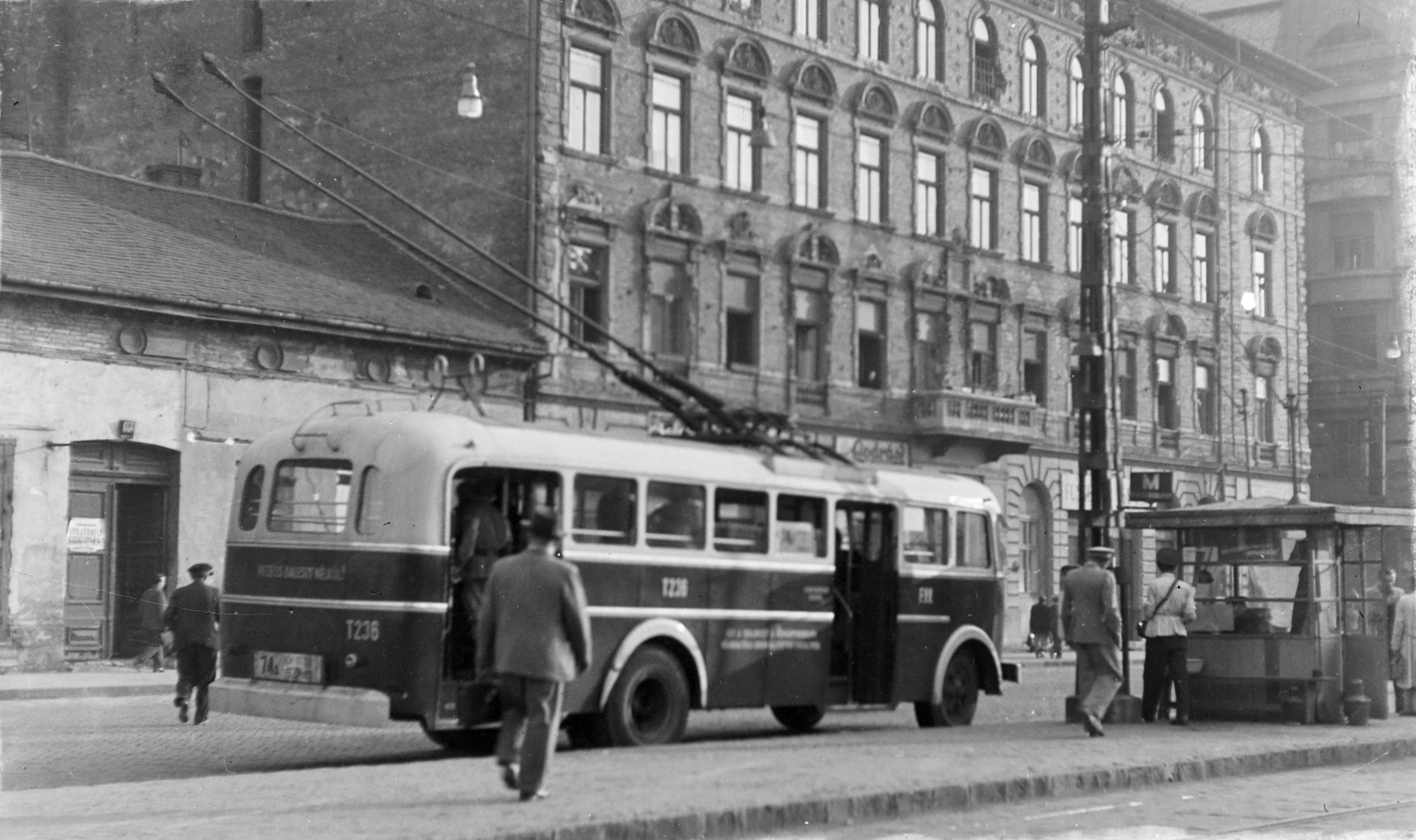 Hungary, Budapest VIII., Baross utca, trolivégállomás az Orczy térnél a Baross villamoskocsiszín előtt. Jobbra a háttérben a Szeszgyár utca torkolata., 1954, Keveházi János, Ikarus-brand, trolley bus, Budapest, Fortepan #197060