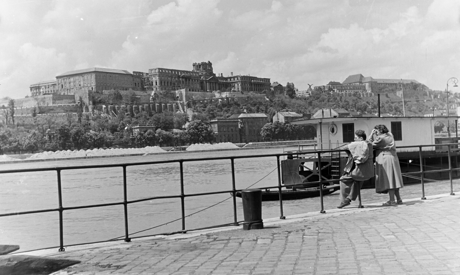 Magyarország, Budapest V.,Budapest I., a romos Királyi Palota (később Budavári Palota) a pesti alsó rakpartról nézve., 1954, Keveházi János, rakpart, Budapest, látkép, palota, kikötőbak, Fortepan #197063