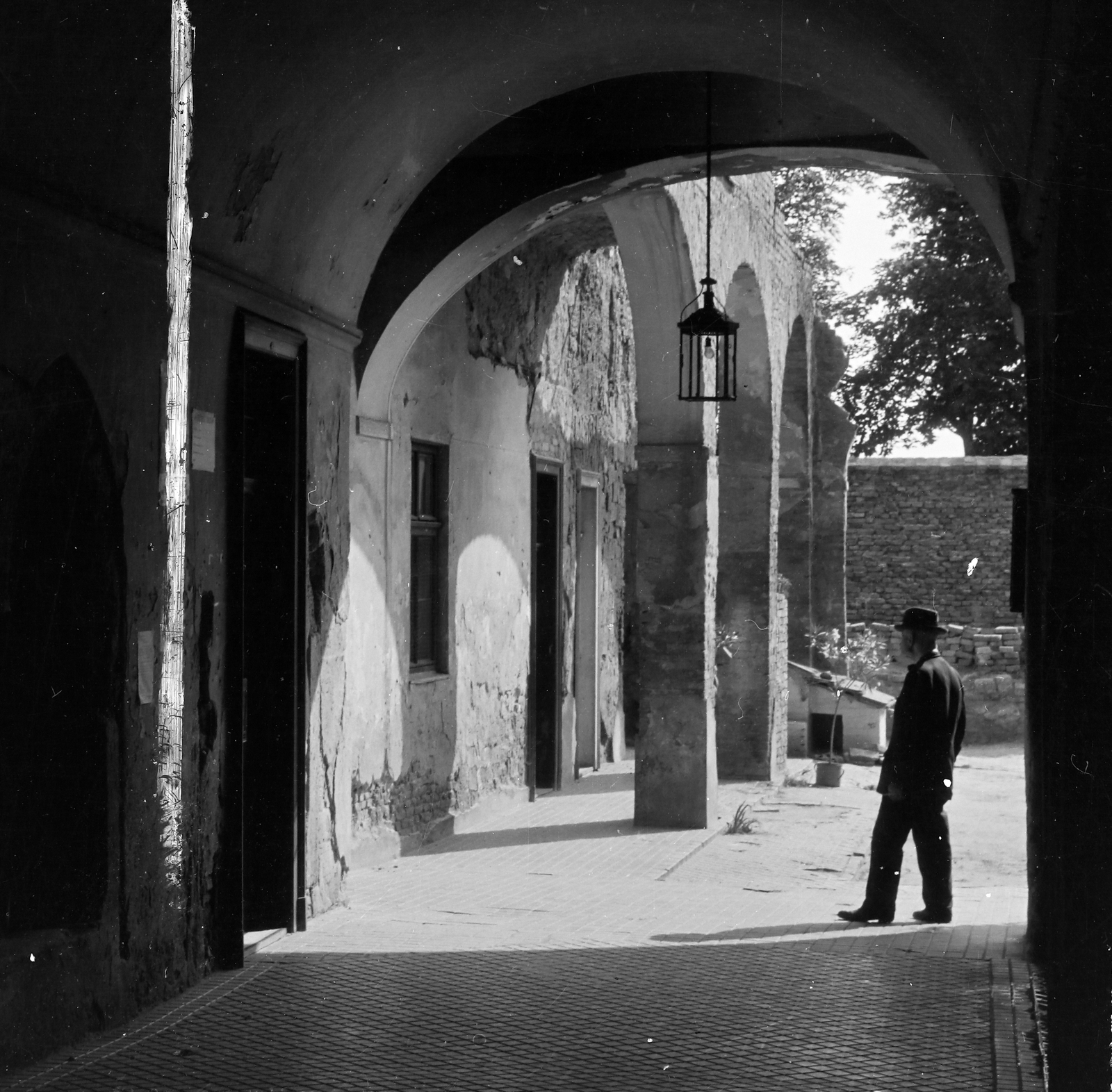 Magyarország, budai Vár, Budapest I., a felvételen az Úri utca 38-as számú ház udvara látható., 1954, Keveházi János, Budapest, belső udvar, Fortepan #197073