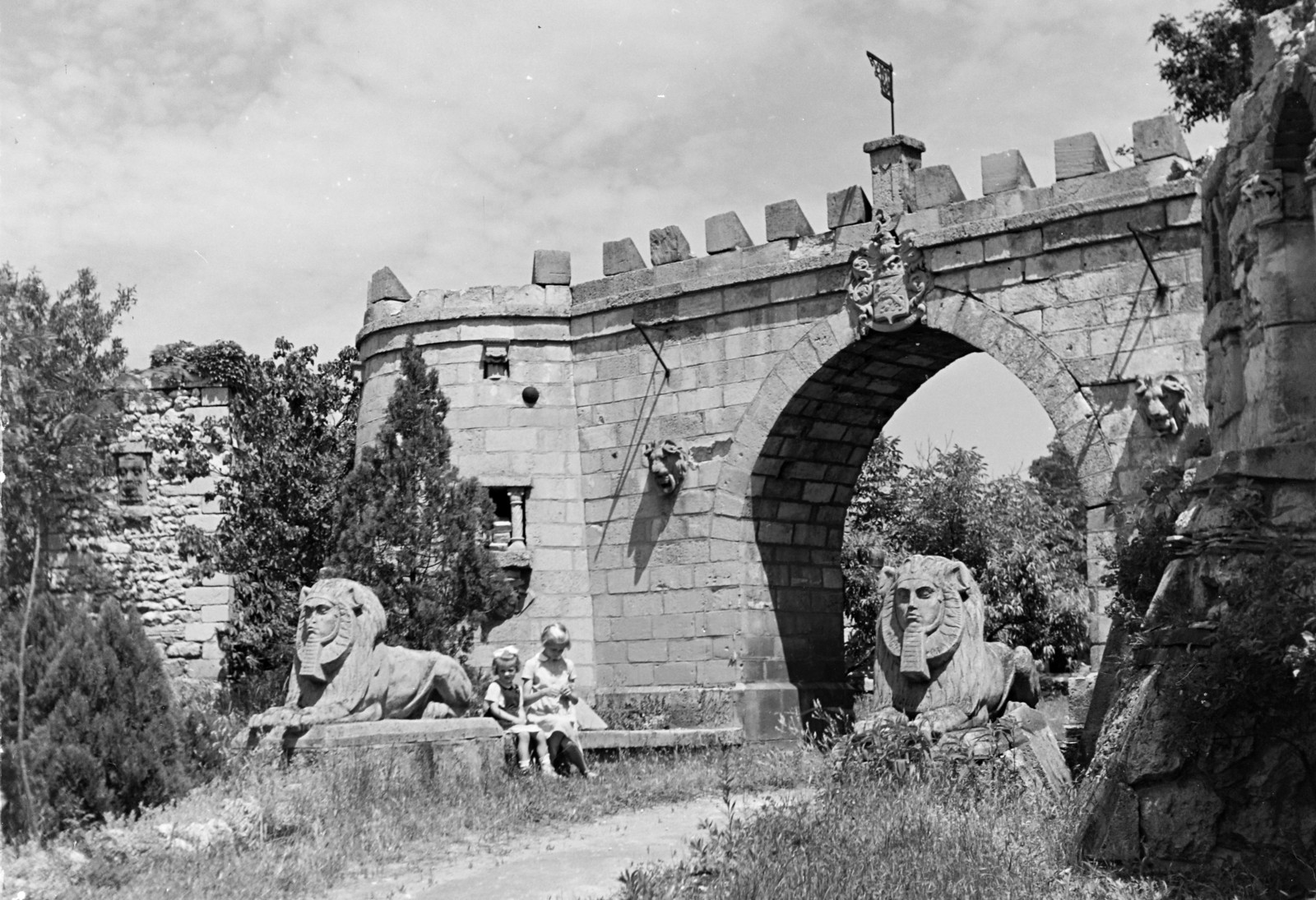 Hungary, Budapest XXII., Bibic (Kassa) utca, Klauzál-Auguszt villa kertje., 1954, Keveházi János, Budapest, architectural ornament, ruins, arch, girls, sphinx, Fortepan #197076