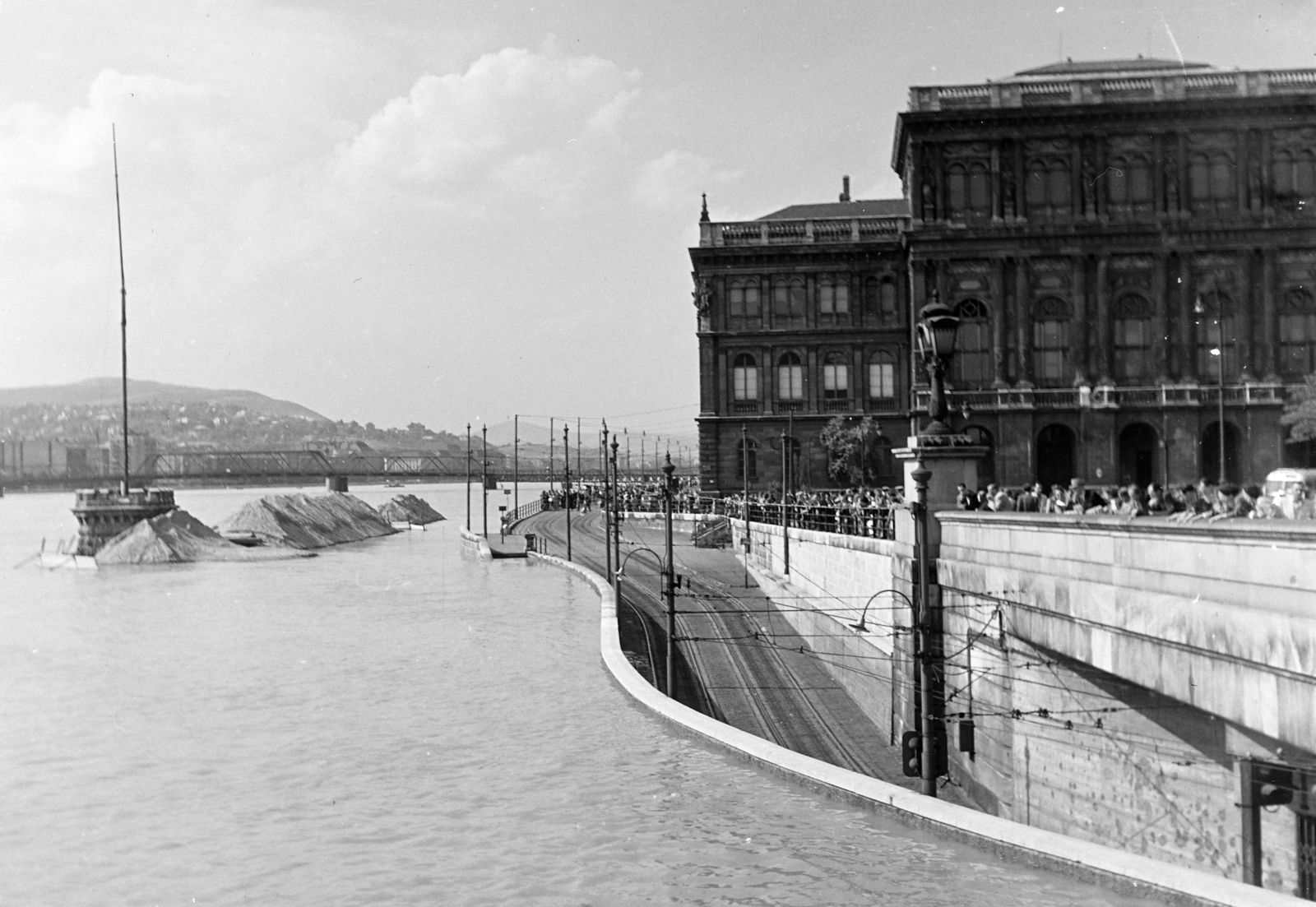 Hungary, Budapest V., látkép árvíz idején a Széchenyi Lánchídról a Kossuth híd felé felé. Jobbra a Magyar Tudományos Akadémia épülete., 1954, Keveházi János, flood, Budapest, gaping, Fortepan #197080