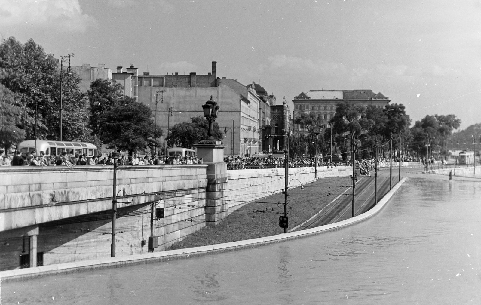 Hungary, Budapest V., látkép árvíz idején a Széchenyi Lánchídról az Apáczai Csere János utca és az Eötvös tér és felé., 1954, Keveházi János, flood, Budapest, gaping, Fortepan #197081