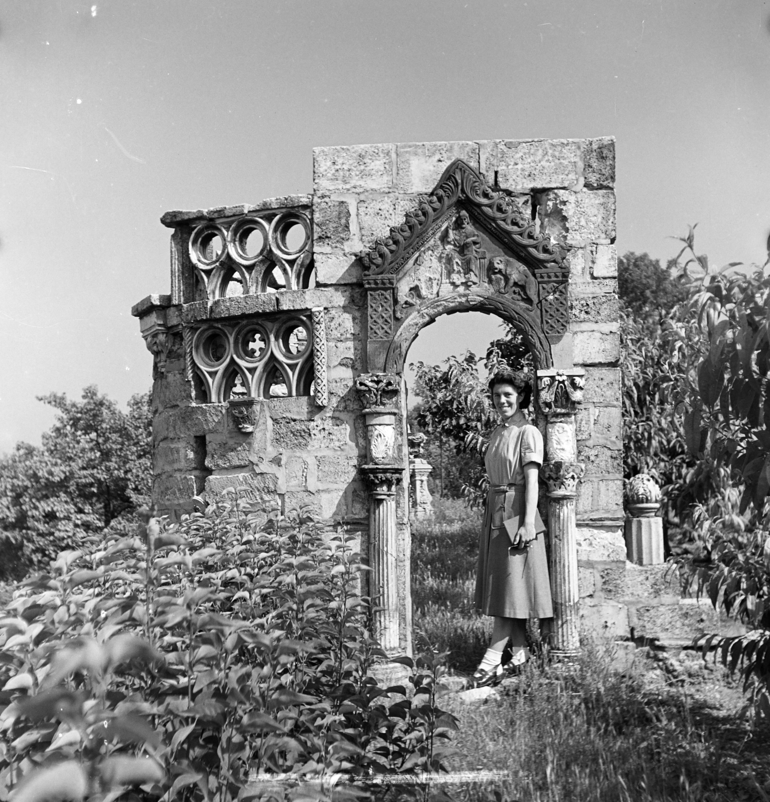 Hungary, Budapest XXII., Bibic (Kassa) utca, Klauzál-Auguszt villa kertje., 1954, Keveházi János, Budapest, lady, architectural ornament, ruins, Fortepan #197083