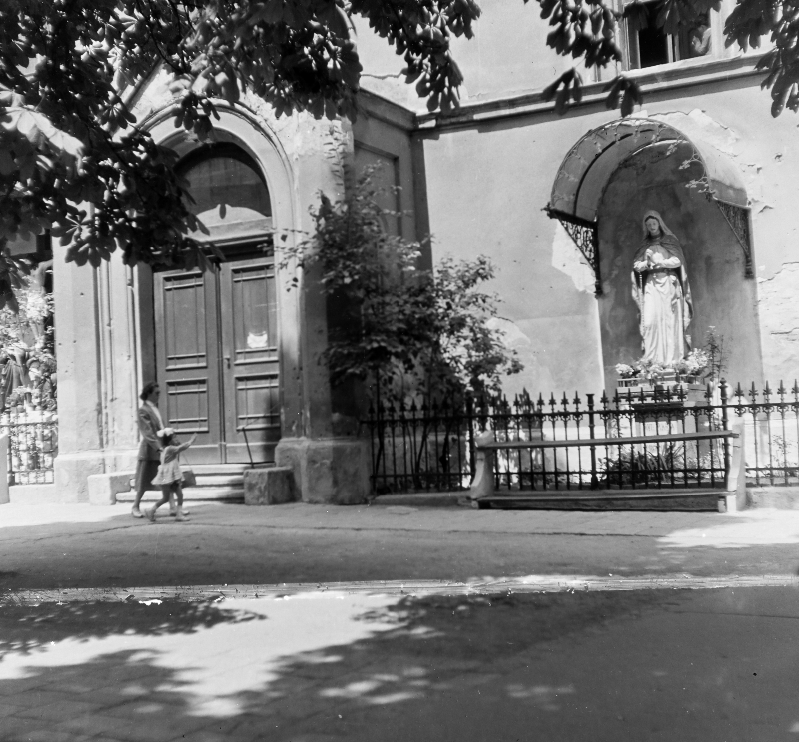 Hungary, Budapest I., Fő utca, a budai kapucinus templom déli oldalbejárata, mellette a Szűz Mária szobor., 1954, Keveházi János, Budapest, sculpture, church, Fortepan #197089