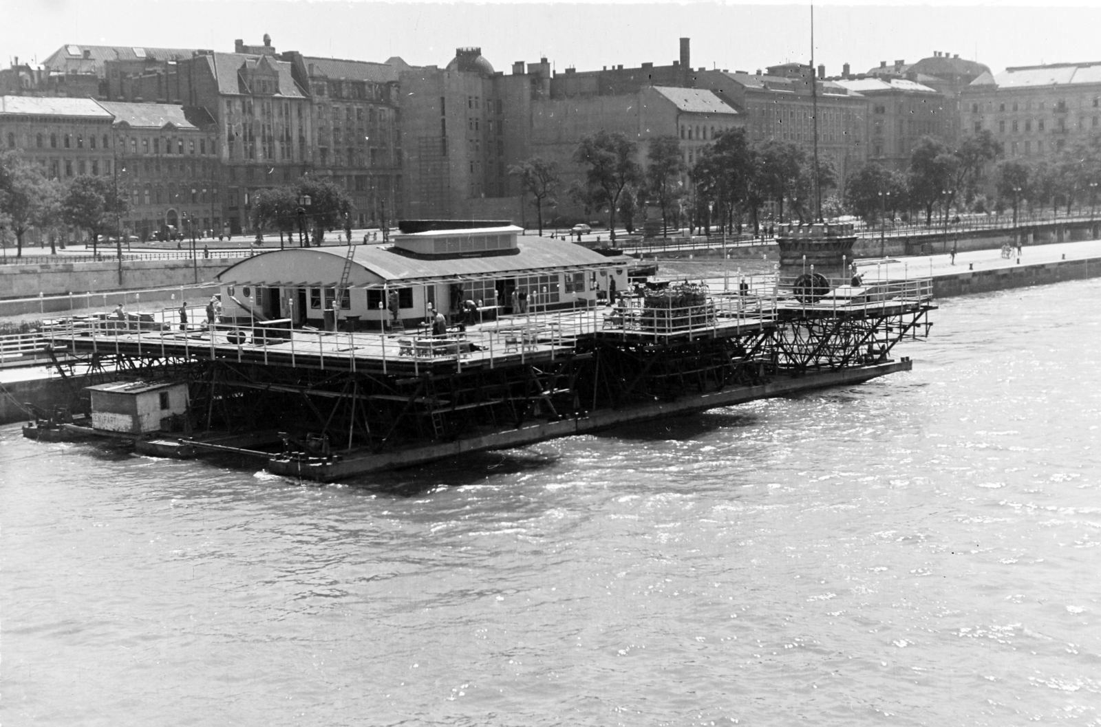 Hungary, Budapest V., Kék Duna terasz az Eötvös térnél, a Széchenyi Lánchídról nézve., 1954, Keveházi János, Budapest, terrace, Fortepan #197097