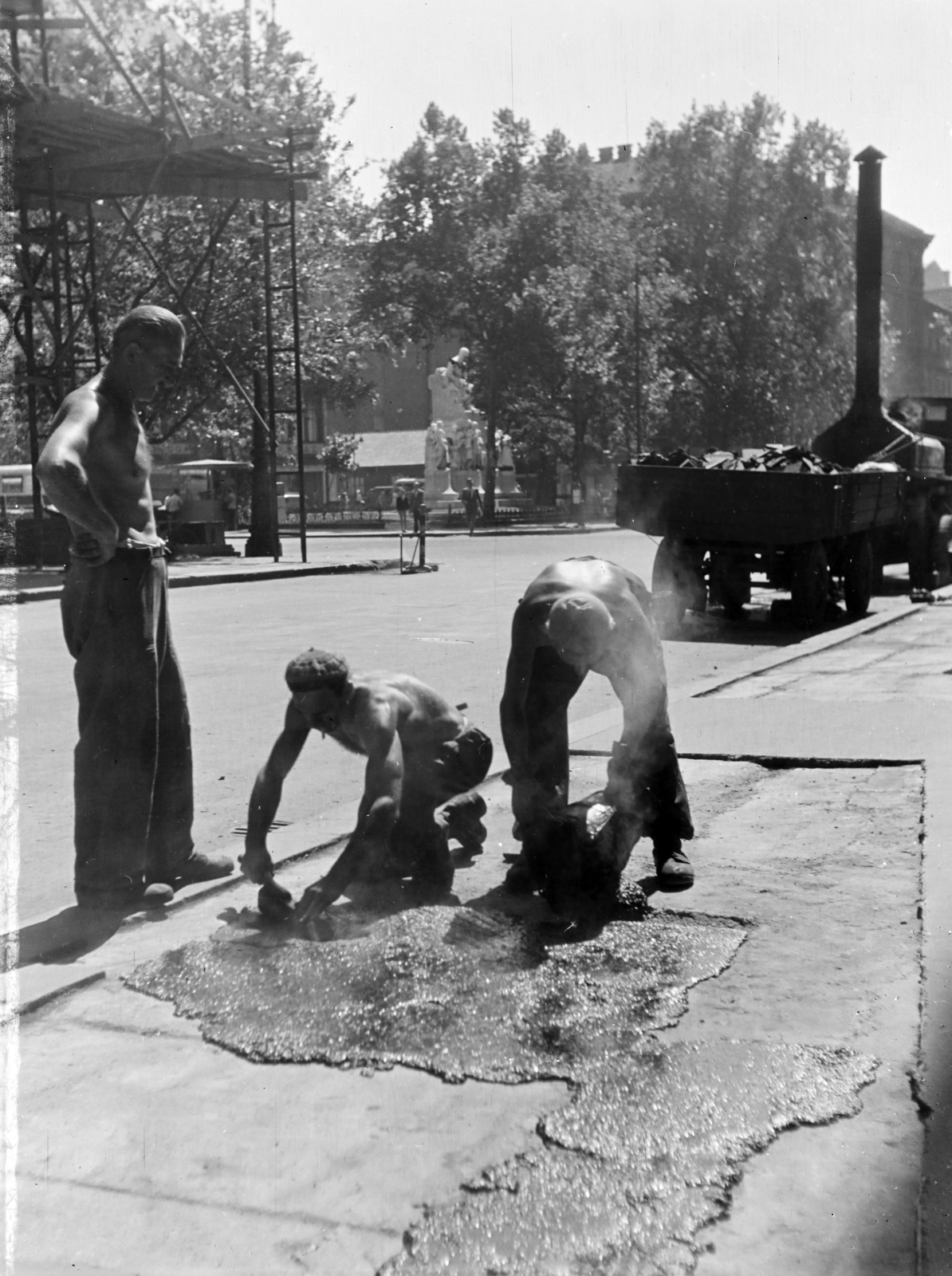 Magyarország, Budapest V., Dorottya utca és Vörösmarty tér sarok. Jobbra a Vörösmarty szobor, az előtérben az 1935-ben megnyitott Mintatrafik (tervezte Falus Elek)., 1954, Keveházi János, aszfaltozás, Budapest, Fortepan #197099