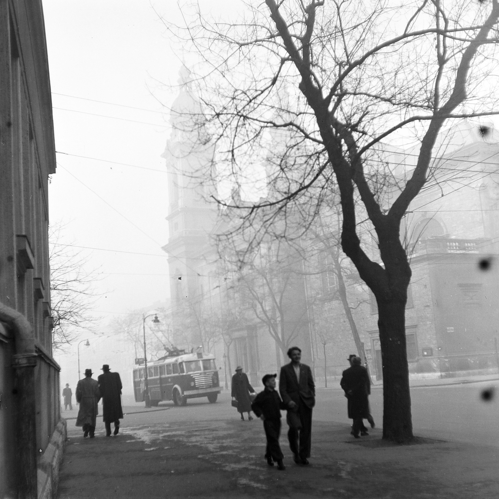 Hungary, Budapest VIII., Baross utca a József körút felé nézve, szemben a Horváth Mihály téren a Szent József-templom., 1954, Keveházi János, Budapest, fog, pedestrian, trolley bus, street view, Fortepan #197106