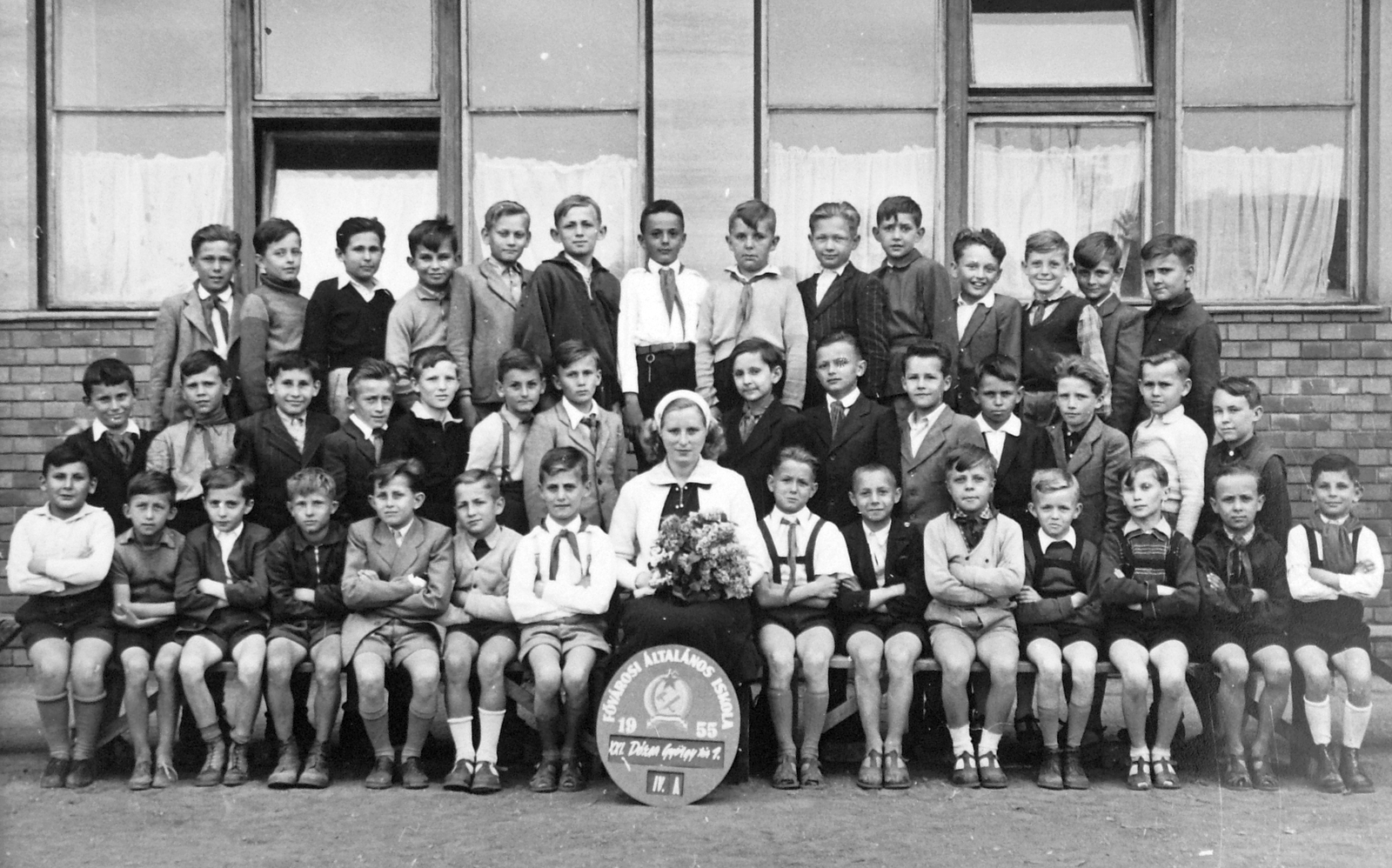 Hungary, Budapest XXI., Dózsa György tér 1. Fővárosi Általános Iskola, csoportkép egy negyedikes osztályról., 1955, Wein Sarolta, pioneer, class photo, crest, teacher, Budapest, Rákosi crest, Fortepan #19712