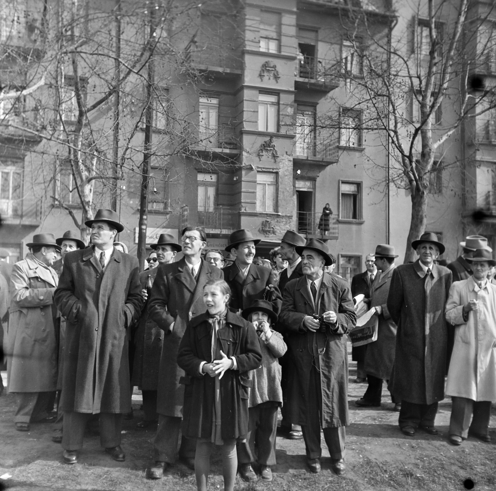 Hungary, Budapest XIV., Stefánia (Vorosilov) út, május 1-i felvonulás résztvevői a 23-as számú ház előtt., 1955, Keveházi János, Budapest, tenement house, photo aspect ratio: square, men, coat, hat, Fortepan #197130