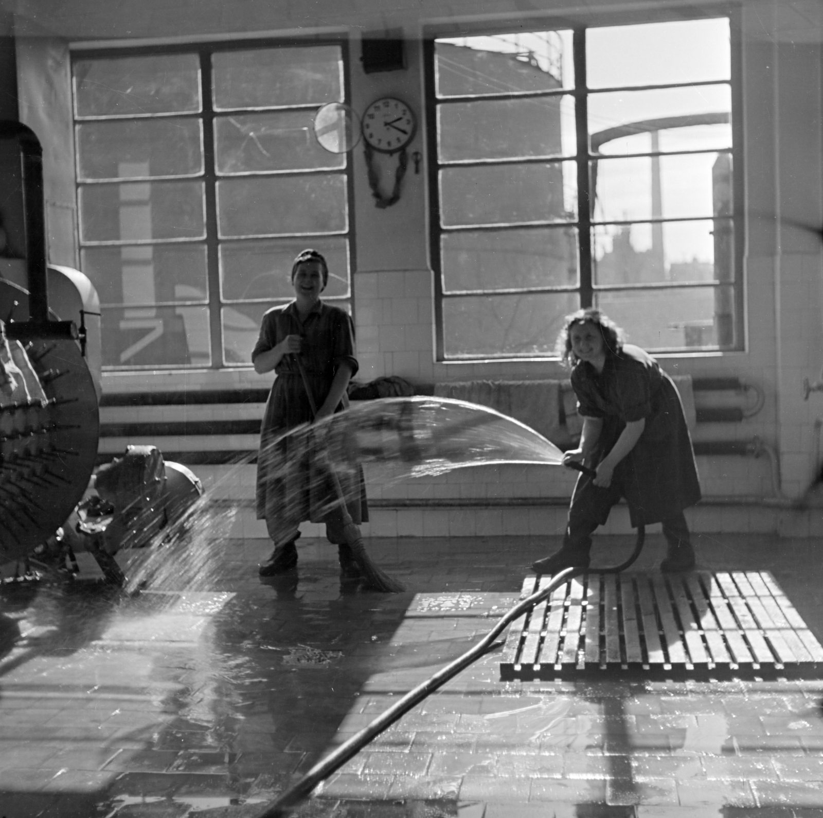 Hungary, Budapest X., Maglódi út 6., Növényolaj és Szappangyár., 1955, Keveházi János, Budapest, wall clock, overall, photo aspect ratio: square, working woman, water jet, hose, hosing, Fortepan #197143