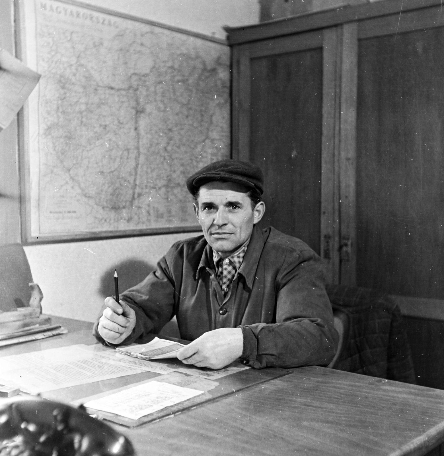 1955, Keveházi János, office, employee, map, Fortepan #197155