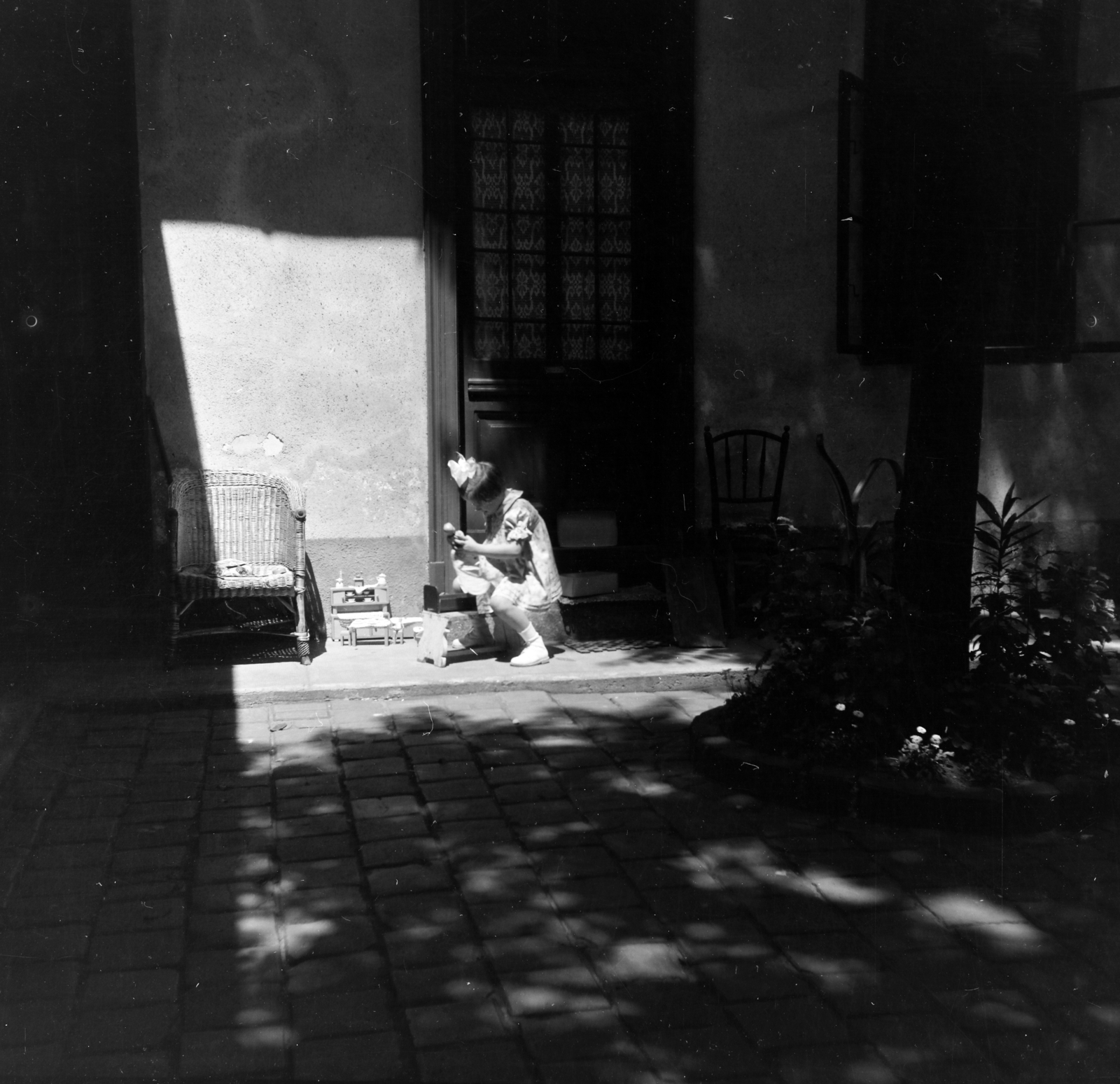 Hungary, Budapest VIII., a felvétel a Diószegi Sámuel utca 28-as számú ház udvarán készült., 1955, Keveházi János, Budapest, girl, wicker chair, sunshine, inner courtyard, toy, tonett, Fortepan #197188