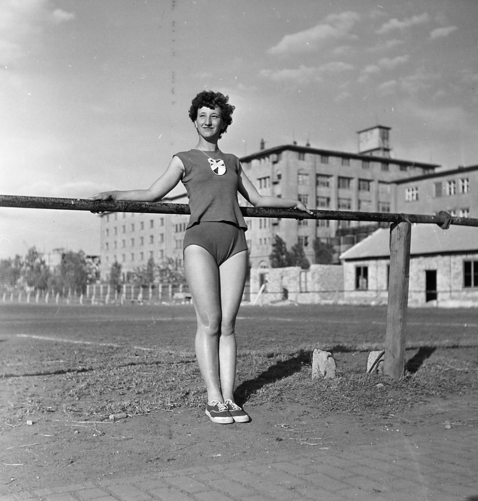 Hungary, Budapest X., Maglódi út 4. sportpálya, a Kinizsi Sörgyár női röplabdacsapat tagjai, háttérben a Növényolaj és Szappangyár., 1955, Keveházi János, Budapest, photo aspect ratio: square, woman, sportsperson, Fortepan #197201