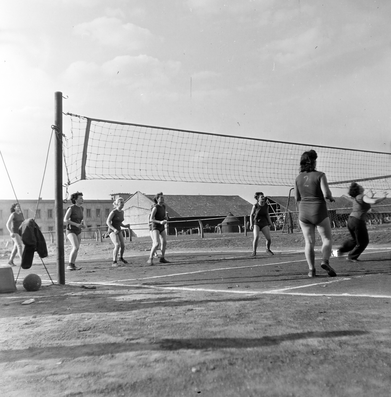 Hungary, Budapest X., Maglódi út 4. sportpálya, a Kinizsi Sörgyár női röplabdacsapat tagjai., 1955, Keveházi János, Budapest, photo aspect ratio: square, volleyball, pitch, Fortepan #197204