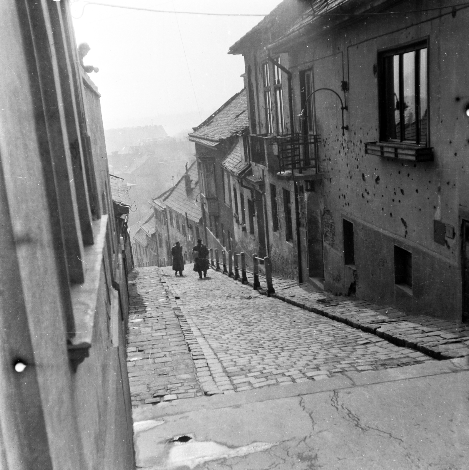 Hungary, Budapest II., Gül Baba utca., 1955, Keveházi János, Budapest, street view, photo aspect ratio: square, cobblestones, slope, bullet hole, Fortepan #197208