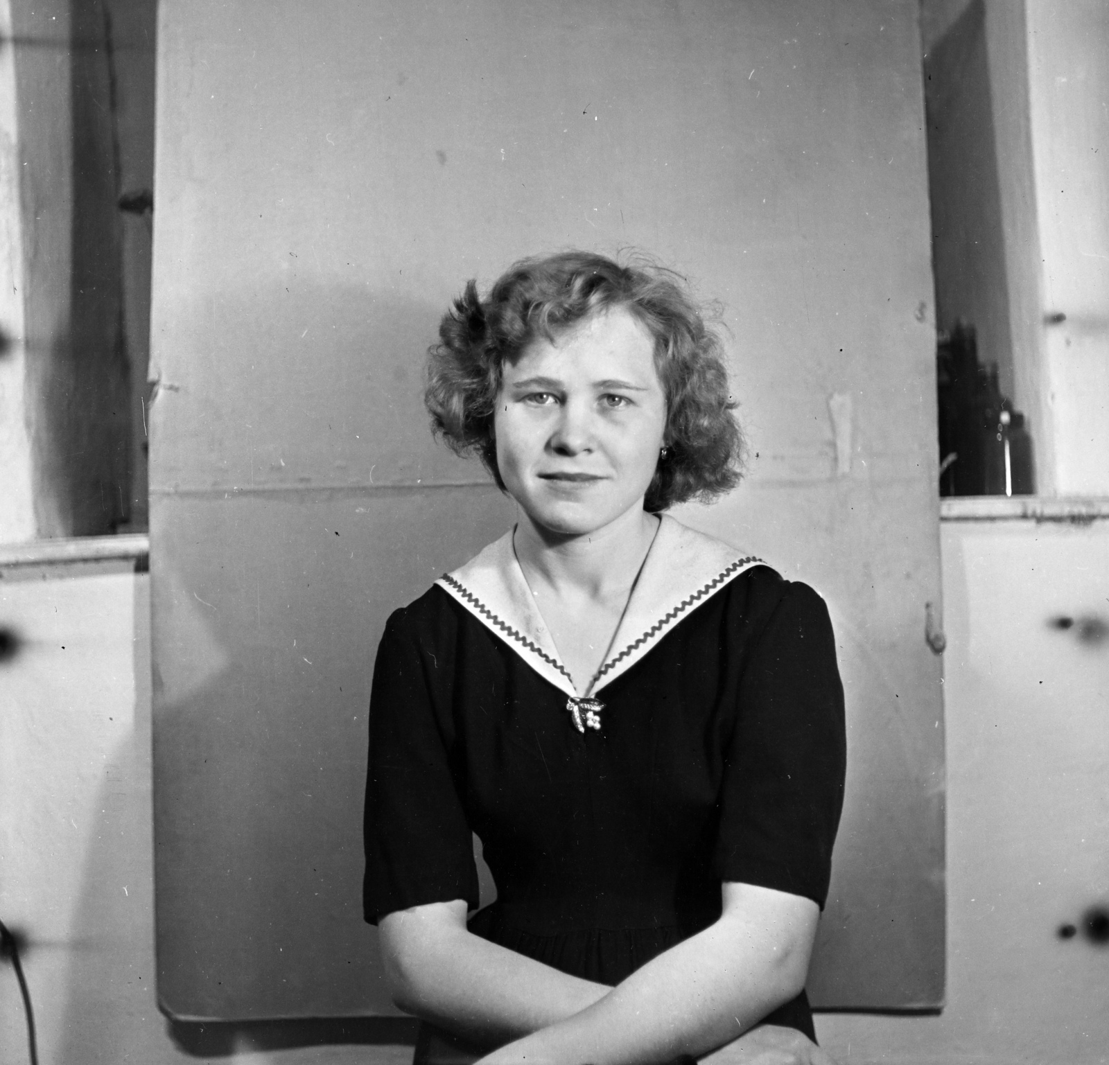 1955, Keveházi János, photo aspect ratio: square, hairdo, portrait, girl, sitting with hands on knees, Fortepan #197214