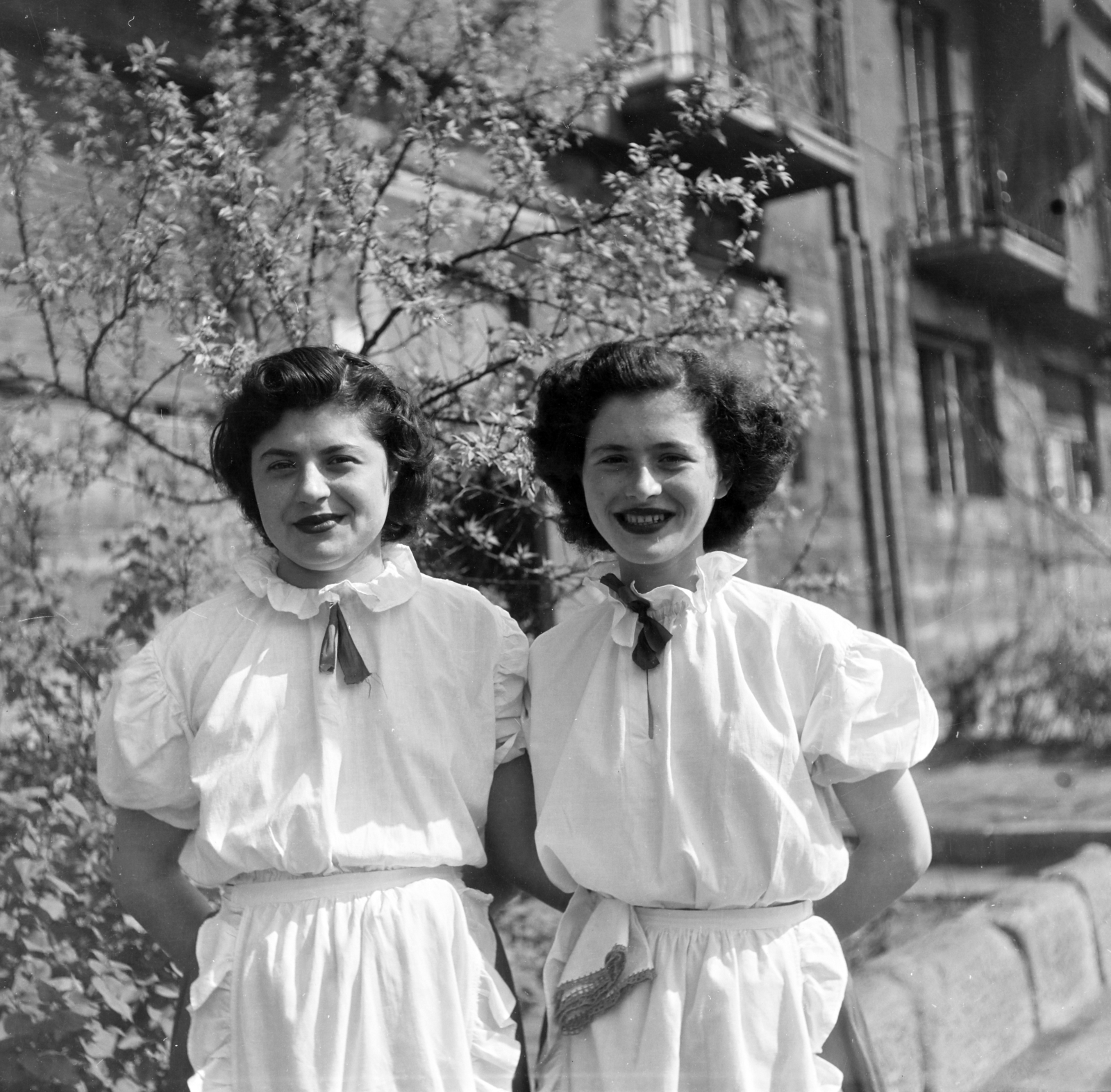 Hungary, Budapest XIV., a felvétel a Hungária körút 87. számú ház előtt készült., 1955, Keveházi János, Budapest, women, smile, apron, double portrait, hairdo, Fortepan #197219