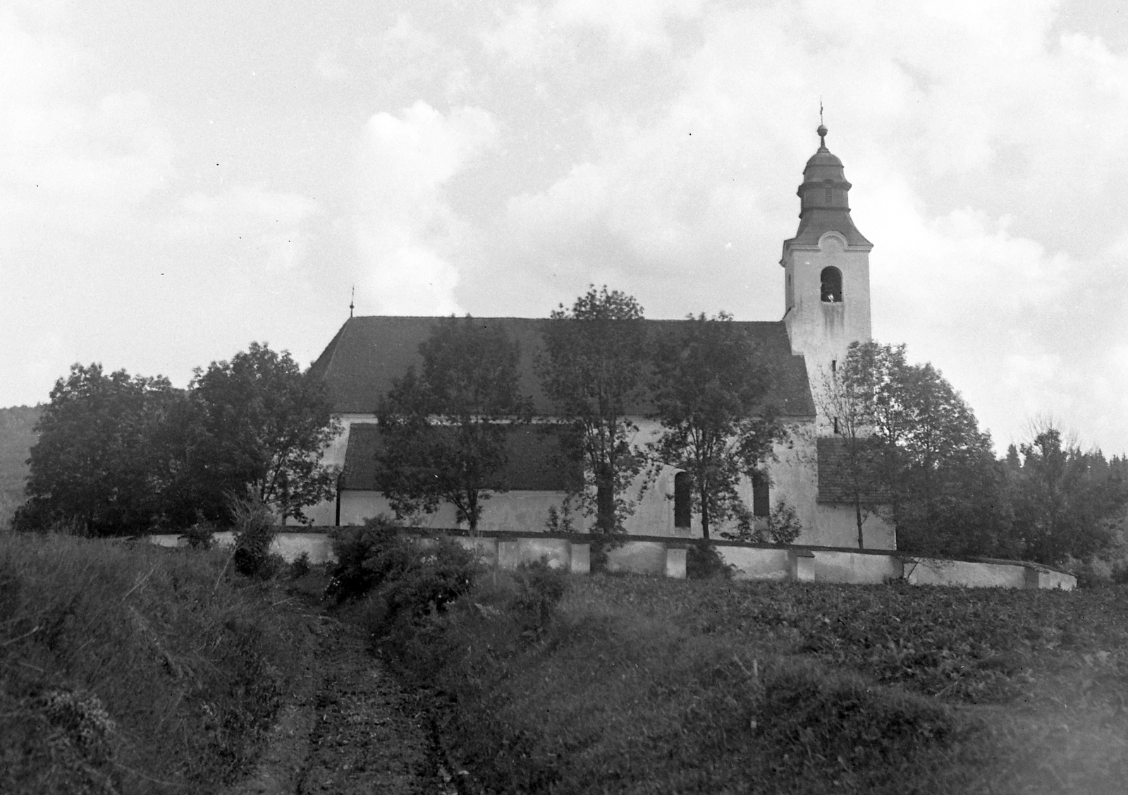Romania,Transylvania, Miercurea Ciuc, Csobotfalva (ekkor önálló), római katolikus templom., 1930, Fortepan, watercourse, church, Fortepan #19722