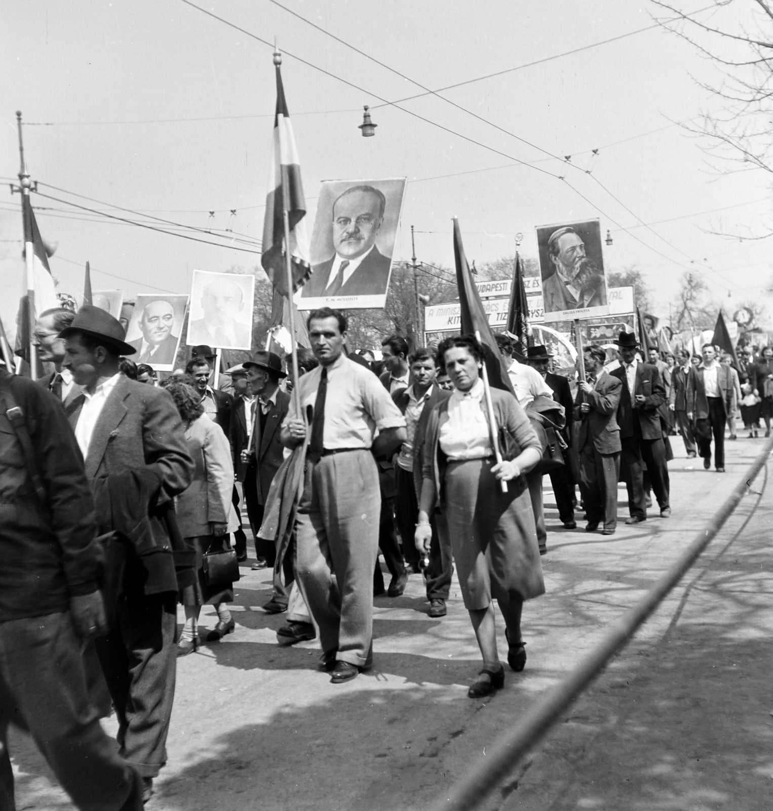 Hungary, Budapest XIV., május 1-i felvonulás résztvevői., 1955, Keveházi János, Budapest, flag, Mátyás Rákosi-portrayal, rolled up sleeves, Friedrich Engels-portrayal, Fortepan #197240