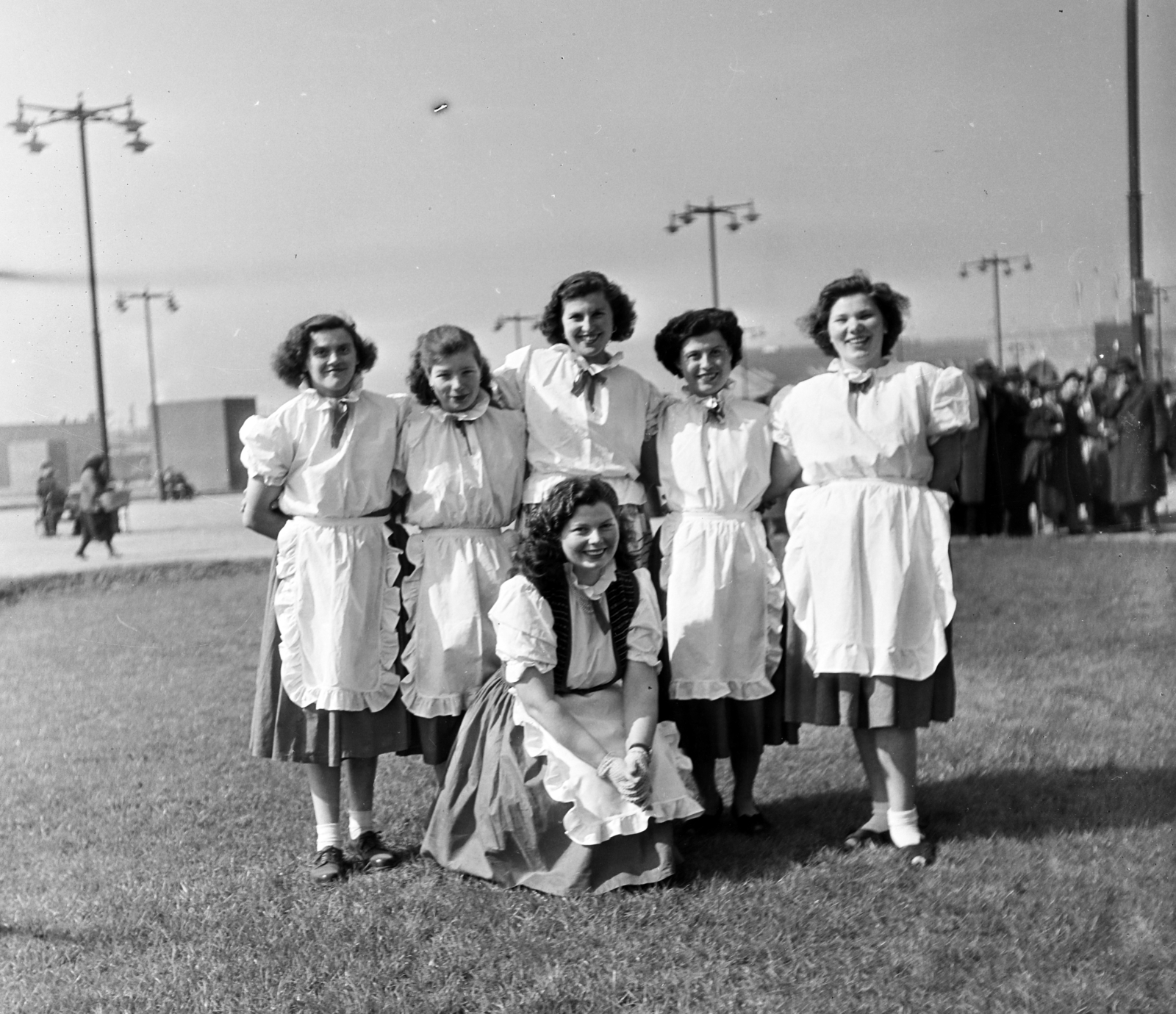 Hungary, Népstadion, Budapest XIV., 1955, Keveházi János, Budapest, women, tableau, smile, hold upper arms, apron, Fortepan #197244