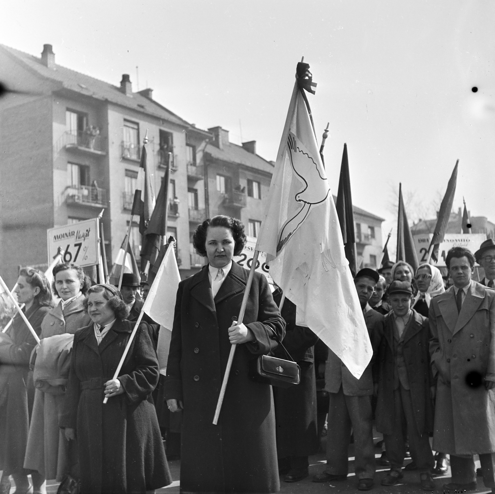 Magyarország, Budapest XIV., Stefánia (Vorosilov) út az Egressy út és Jurisich utca között, május 1-i felvonulás résztvevői., 1955, Keveházi János, Budapest, nők, zászló, retikül, ballonkabát, békegalamb, Fortepan #197250