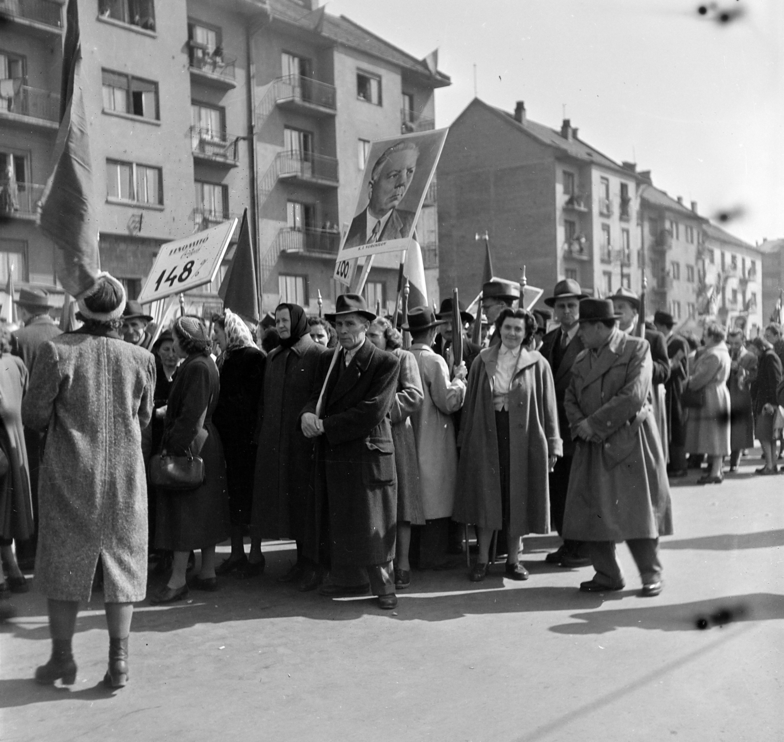 Magyarország, Budapest XIV., Stefánia (Vorosilov) út az Egressy út és Jurisich utca között, május 1-i felvonulás résztvevői., 1955, Keveházi János, Budapest, transzparens, Vorosilov ábrázolás, Fortepan #197251