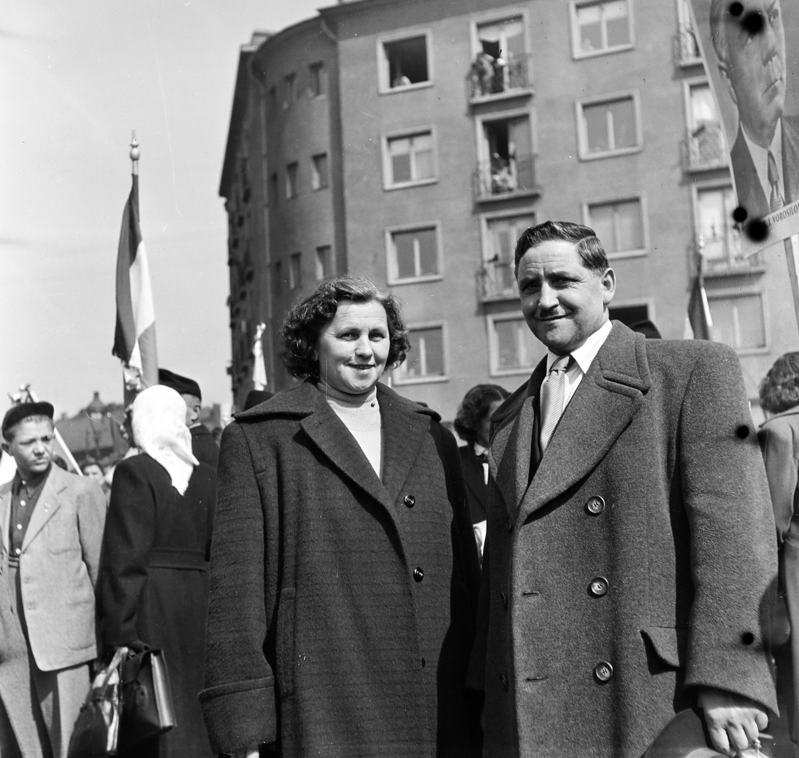 Hungary, Budapest XIV., Stefánia (Vorosilov) út az Egressy út és Jurisich utca között, május 1-i felvonulás résztvevői., 1955, Keveházi János, Budapest, photo aspect ratio: square, smile, coat, gentleman, lady, double portrait, Fortepan #197254