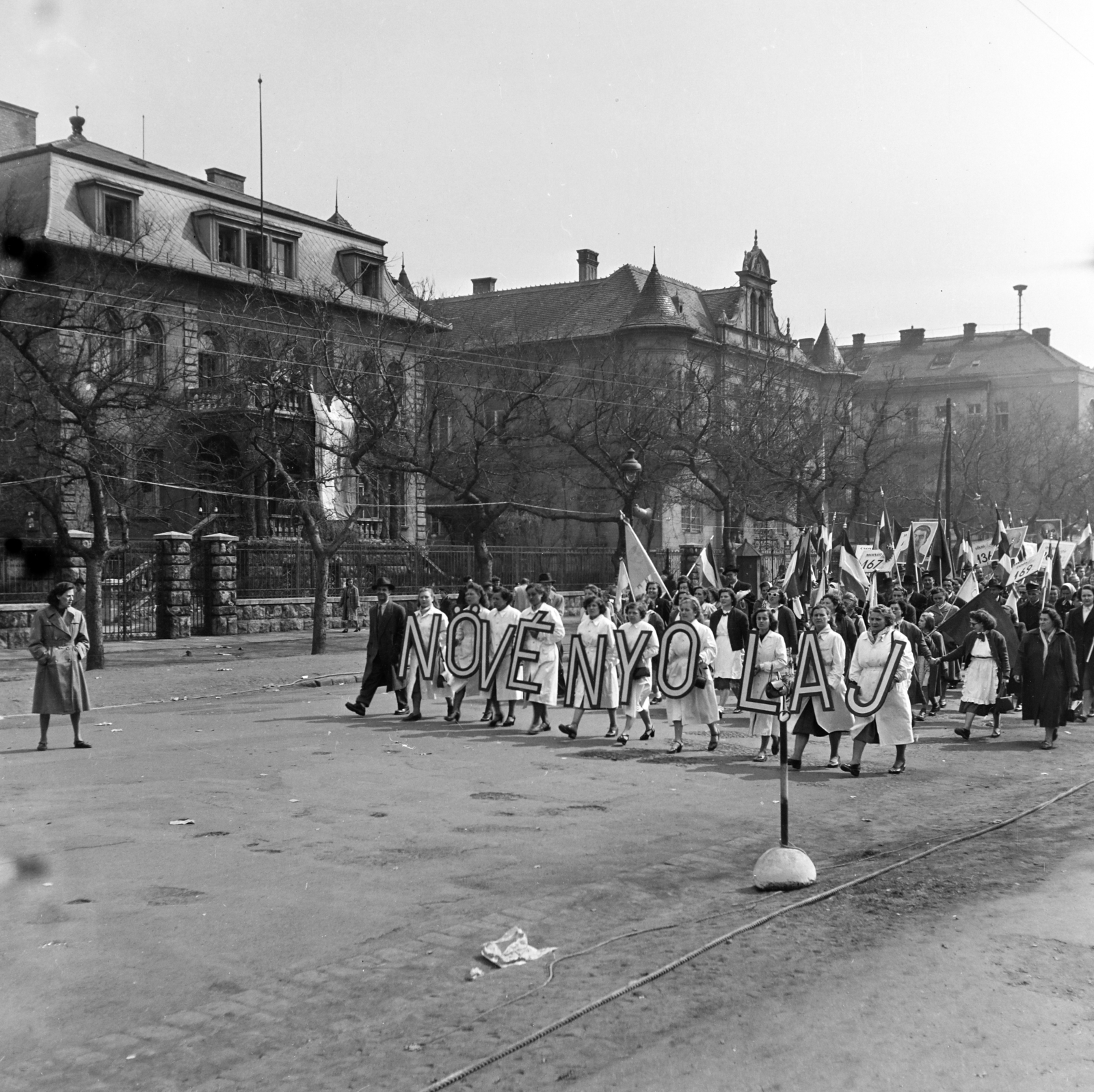 Hungary, Budapest XIV., Stefánia (Vorosilov) út, május 1-i felvonulás résztvevői a 97. és 95. számú épületek előtt., 1955, Keveházi János, Budapest, overall, women, photo aspect ratio: square, march, Fortepan #197266