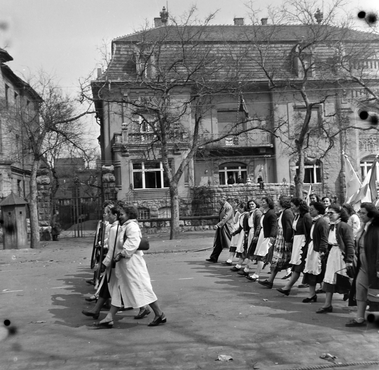 Hungary, Budapest XIV., Stefánia (Vorosilov) út, május 1-i felvonulás résztvevői a 107. számú épület, a svájci követség előtt., 1955, Keveházi János, Budapest, women, march, Fortepan #197267