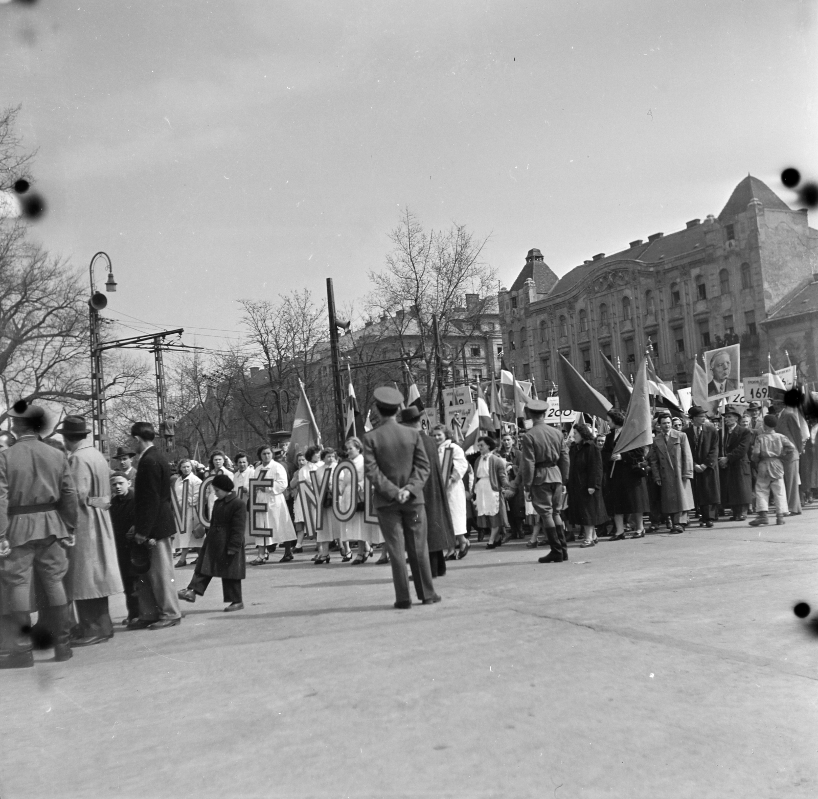 Hungary, Budapest XIV., az Ajtósi Dürer sor a Dózsa György út felől, május 1-i felvonulás résztvevői., 1955, Keveházi János, Budapest, photo aspect ratio: square, march, uniform, back, hands behind the back, Fortepan #197269