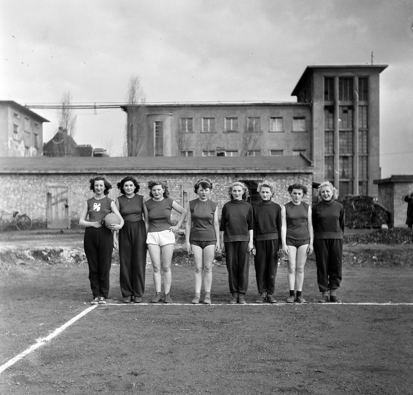 Hungary, Budapest X., Maglódi út 4. sportpálya, háttérben a Növényolaj és Szappangyár., 1955, Keveházi János, Budapest, Best of, women, photo aspect ratio: square, sportsperson, volleyball, height chart, Fortepan #197274