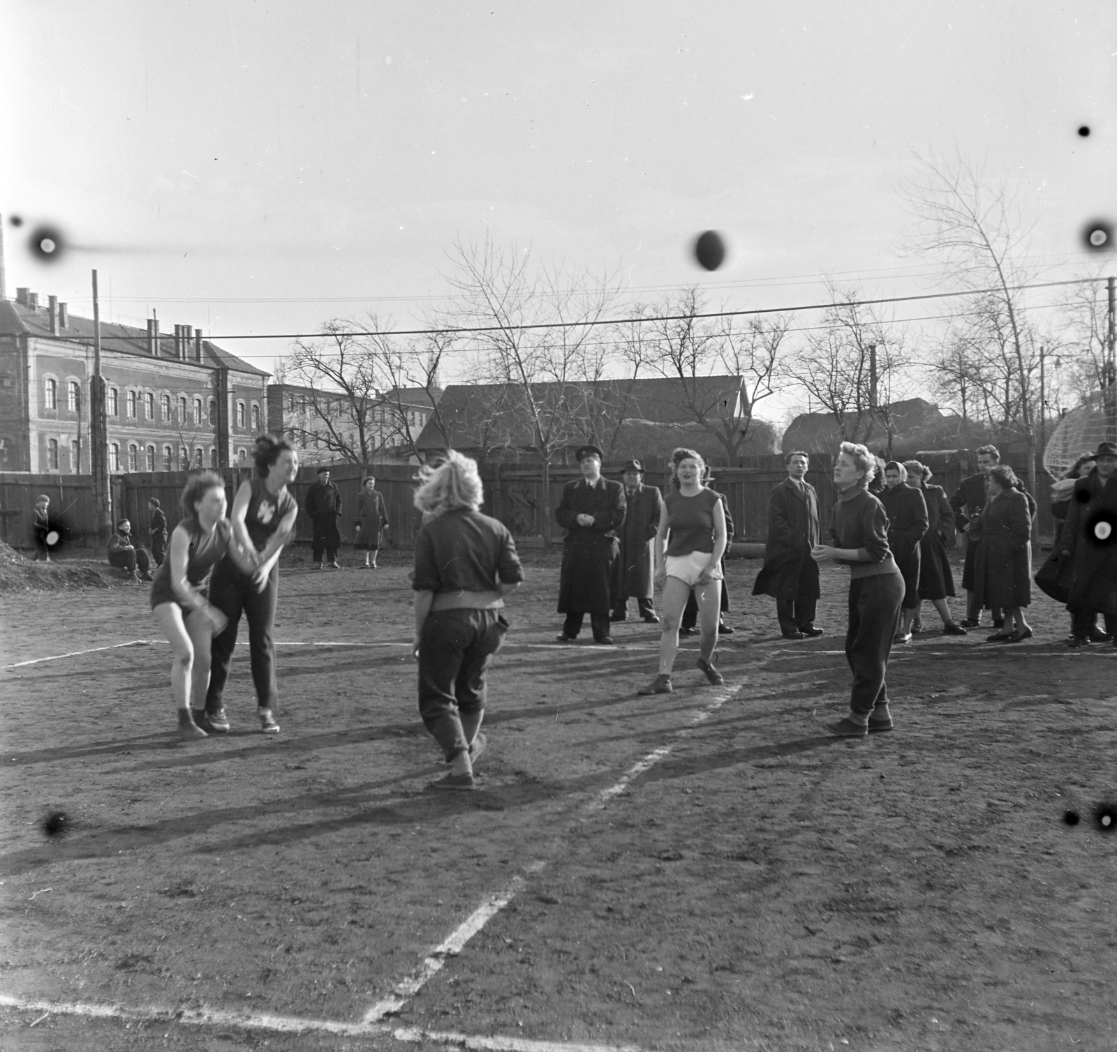 Hungary, Budapest X., Maglódi út 4. sportpálya, háttérben balra a Maglódi út - Gitár utca sarkán álló ház látható., 1955, Keveházi János, Budapest, women, photo aspect ratio: square, volleyball, Fortepan #197278