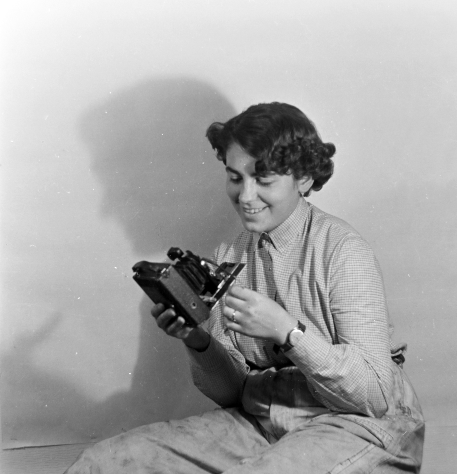 1955, Keveházi János, camera, smile, photo aspect ratio: square, lady, plaid shirt, wrist watch, Fortepan #197285