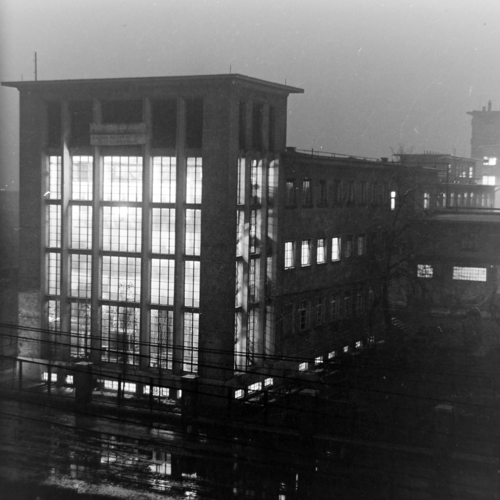 Hungary, Budapest X., Maglódi út 6., Növényolaj és Szappangyár., 1955, Keveházi János, Budapest, photo aspect ratio: square, window, modern architecture, flat roof, night, glass brick, Fortepan #197293