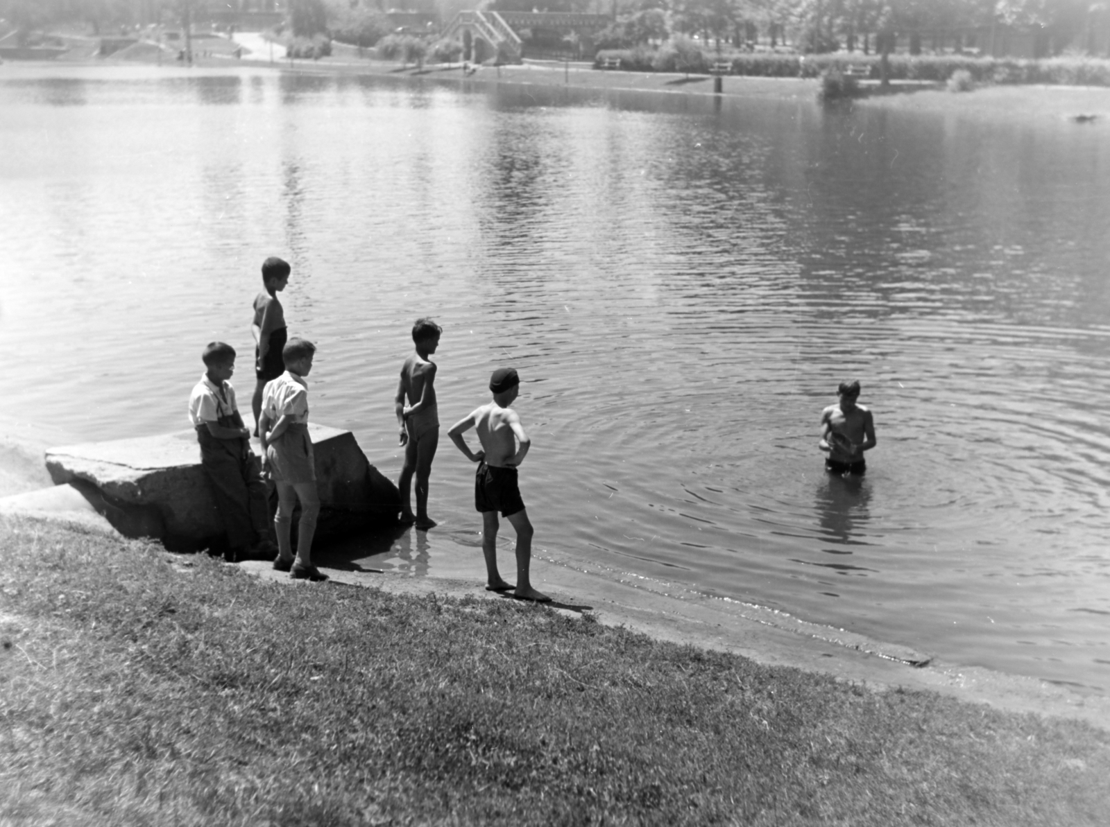 Magyarország, Városliget, Budapest XIV., Városligeti-tó., 1955, Keveházi János, Budapest, kíváncsiság, fiúk, félmeztelen, fürdés, tó, Fortepan #197309