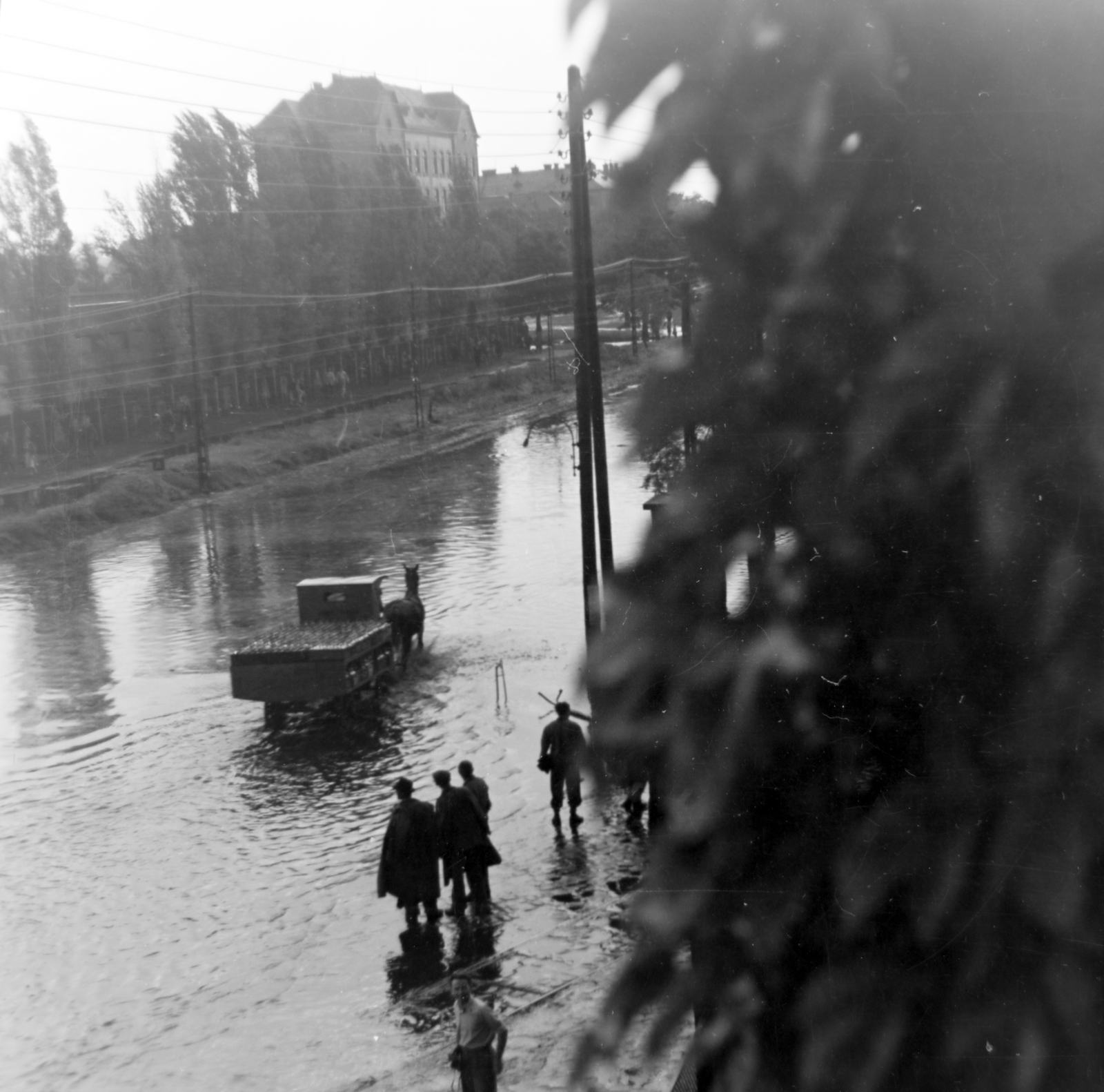 Hungary, Budapest X., a Maglódi út a 17. számú épületből nézve, szemben a 8. szám alatti iskola épülete., 1955, Keveházi János, Budapest, street view, photo aspect ratio: square, Horse-drawn carriage, water, Fortepan #197311