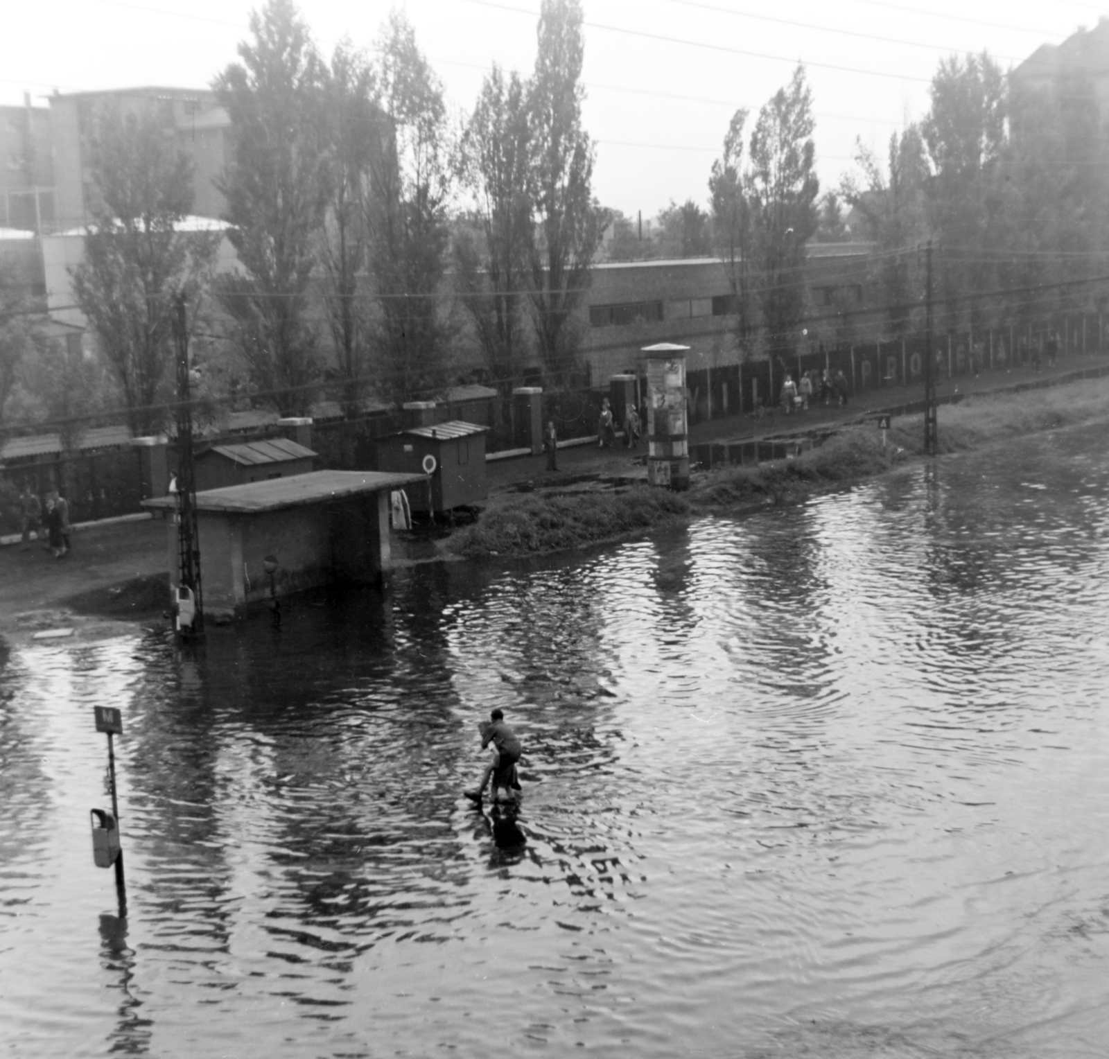 Hungary, Budapest X., a Maglódi út a 17. számú épületből nézve, szemben a Növényolaj és Szappangyár., 1955, Keveházi János, Budapest, street view, photo aspect ratio: square, flood, Fortepan #197312