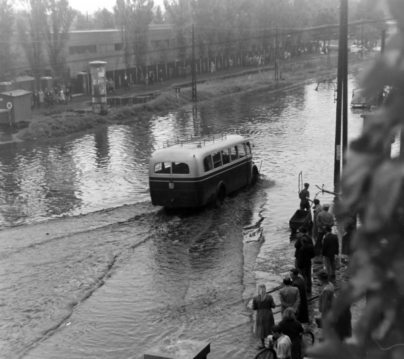 Hungary, Budapest X., a Maglódi út a 17. számú épületből nézve, szemben a Növényolaj és Szappangyár., 1955, Keveházi János, Budapest, street view, photo aspect ratio: square, bus, gaping, flood, Fortepan #197313
