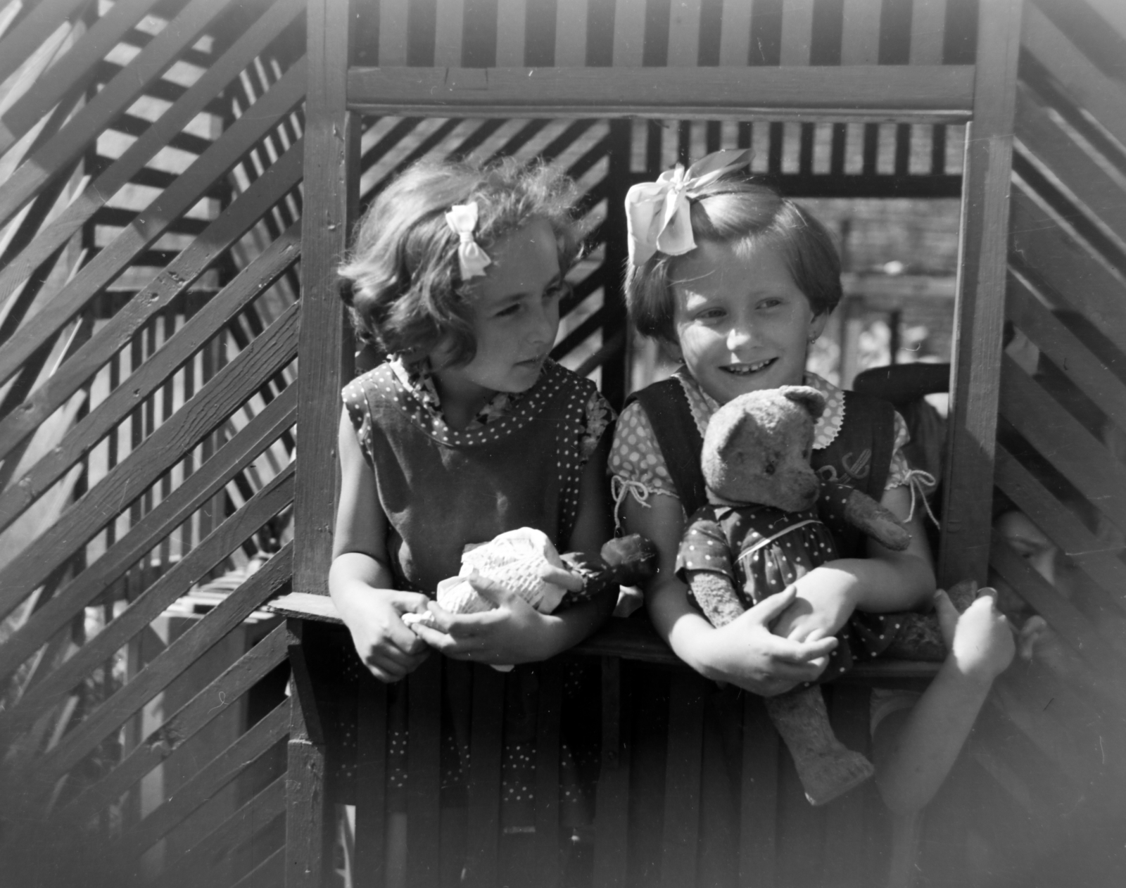 1955, Keveházi János, teddy bear, ribbon, girls, apron dress, monkey bar, toy doll, Fortepan #197317