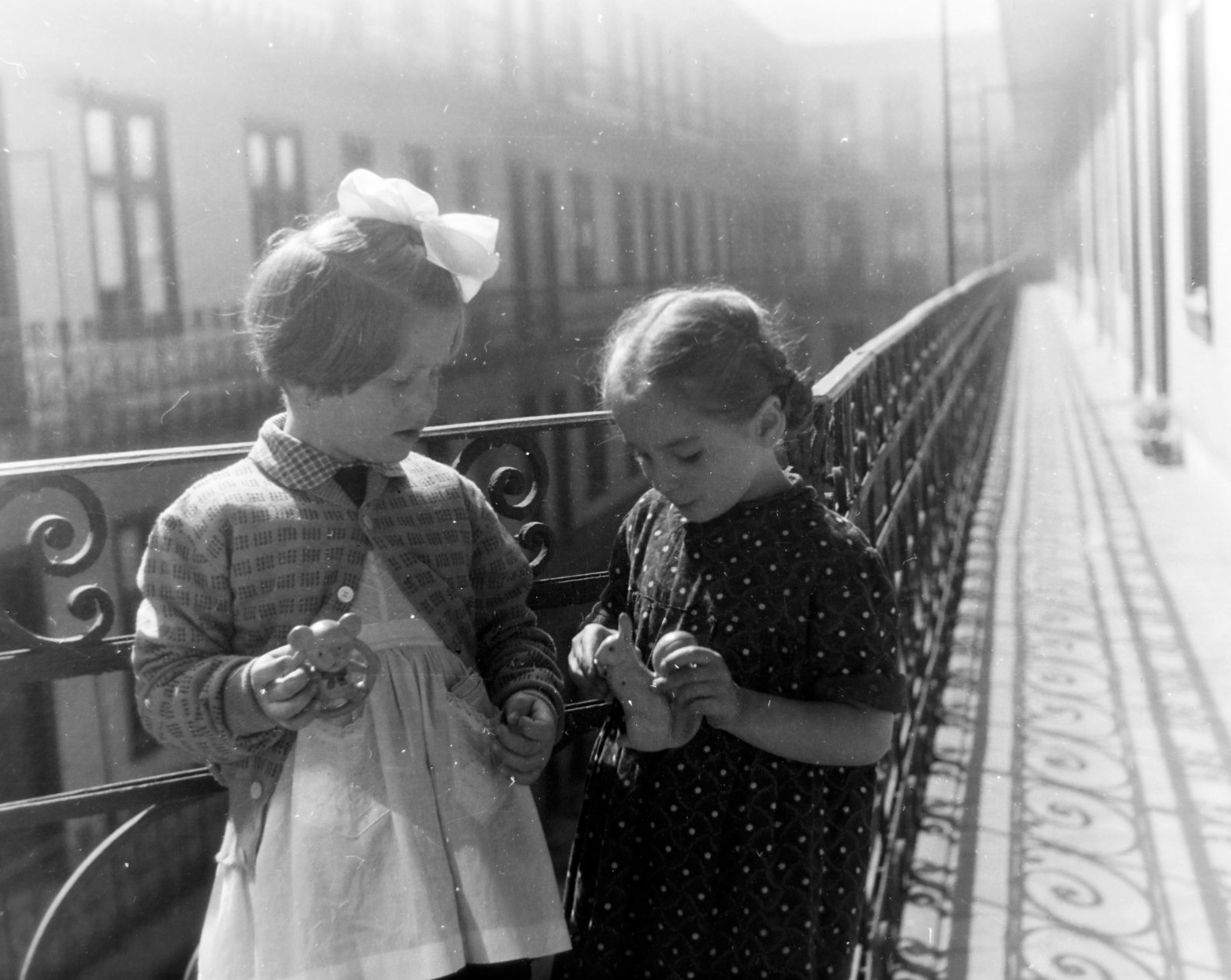 1955, Keveházi János, shadow, toy animal, sunshine, railing, ribbon, girls, courtyard balcony, dotted dress, tress, Fortepan #197319