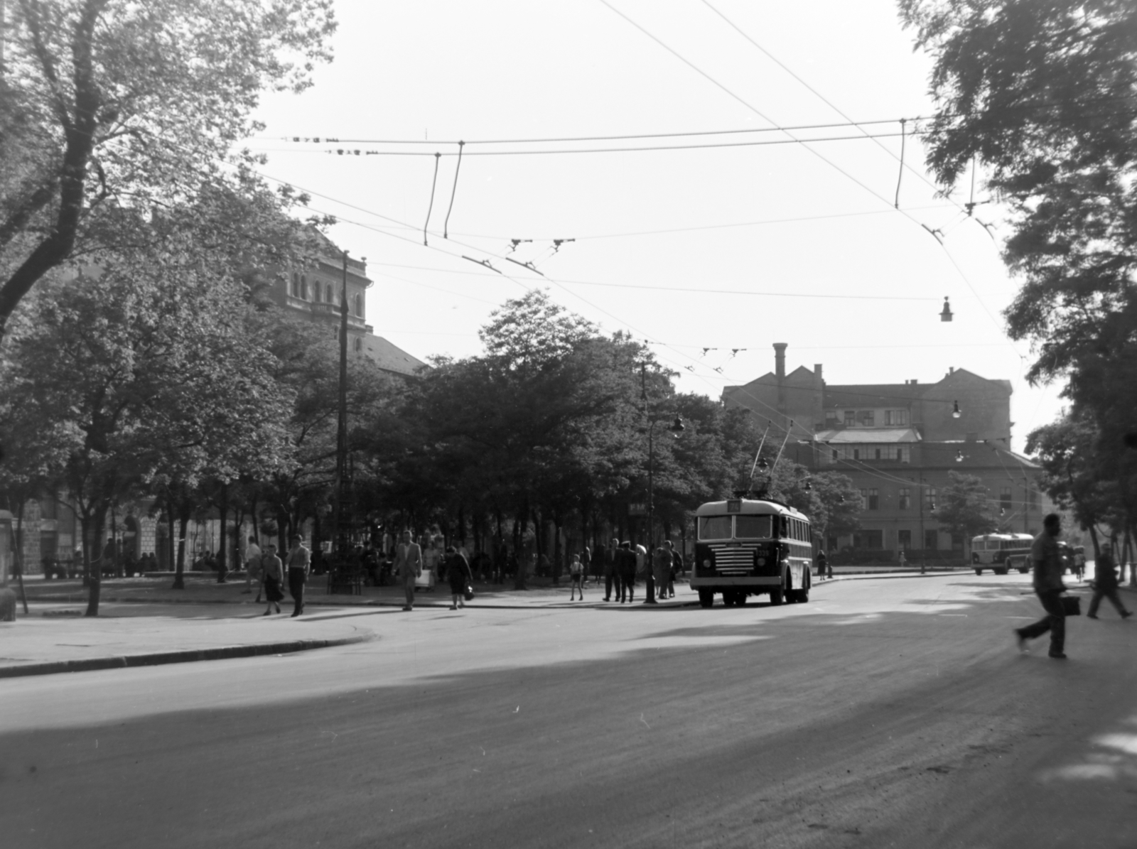Hungary, Budapest VIII., Horváth Mihály tér a József körút irányába nézve., 1955, Keveházi János, Budapest, street view, trolley bus, catenary wire, Fortepan #197322