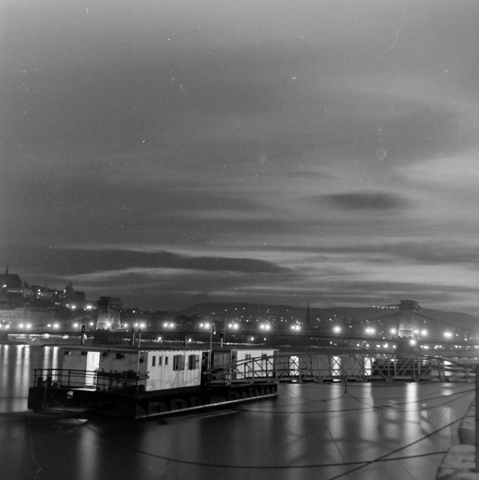 Hungary, Budapest V., pesti alsó rakpart a Vigadó (Molotov) tér közelében a Széchenyi Lánchíd és a Rózsadomb felé nézve., 1955, Keveházi János, Budapest, photo aspect ratio: square, picture, floodlighting, hillside, ship, bridge, Fortepan #197336