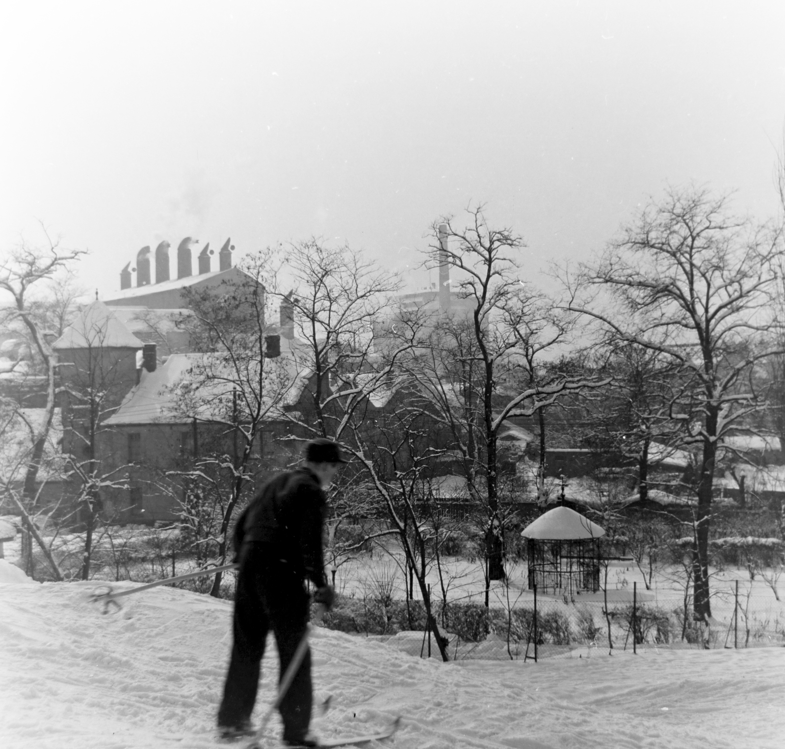 Hungary, Budapest X., szánkópálya a Bebek utcánál, háttérben a Kőbányai Sörgyár épületei., 1955, Keveházi János, Budapest, photo aspect ratio: square, skiing, chain-link fence, Fortepan #197349